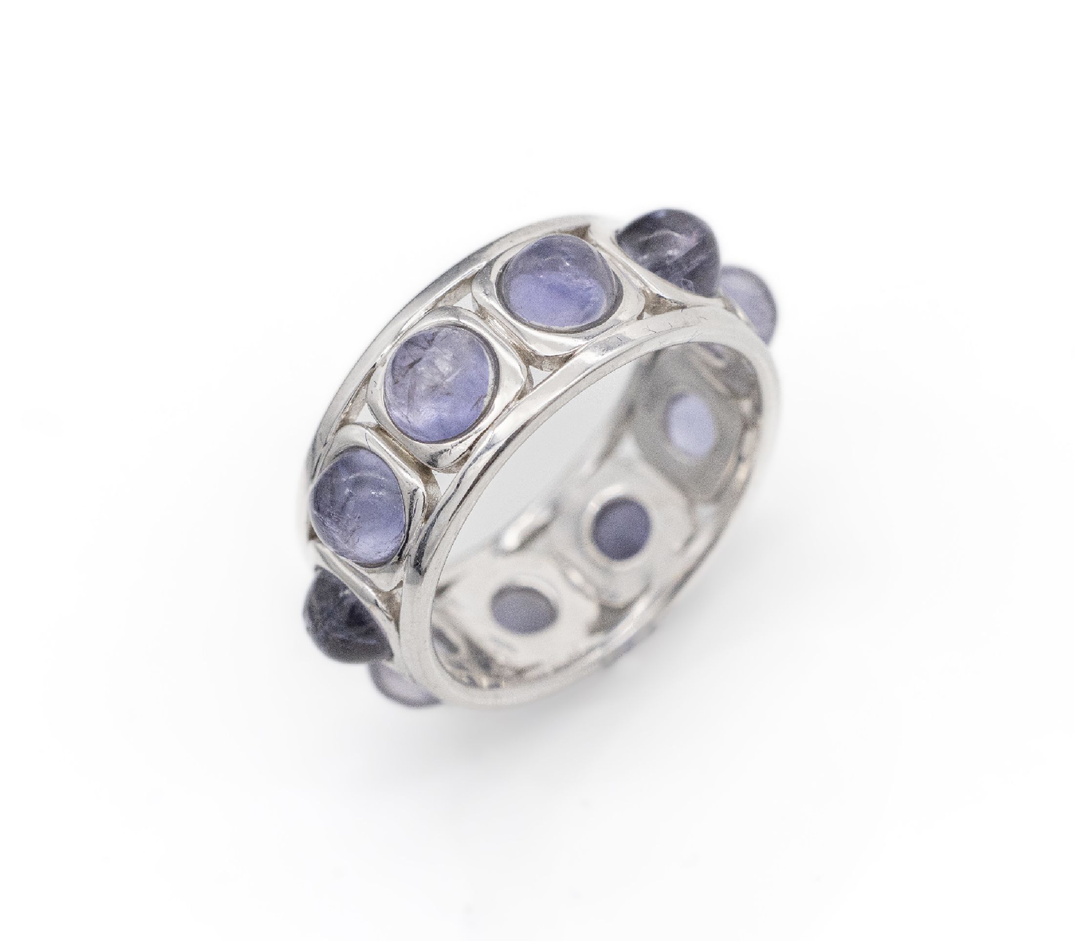 Ausgefallener 18 kt Gold Iolith-Ring, WG 750/000, umlaufend mit Iolith-Cabochons zus. ca. 4.96 ct, ca. 7.1 g, RW 56