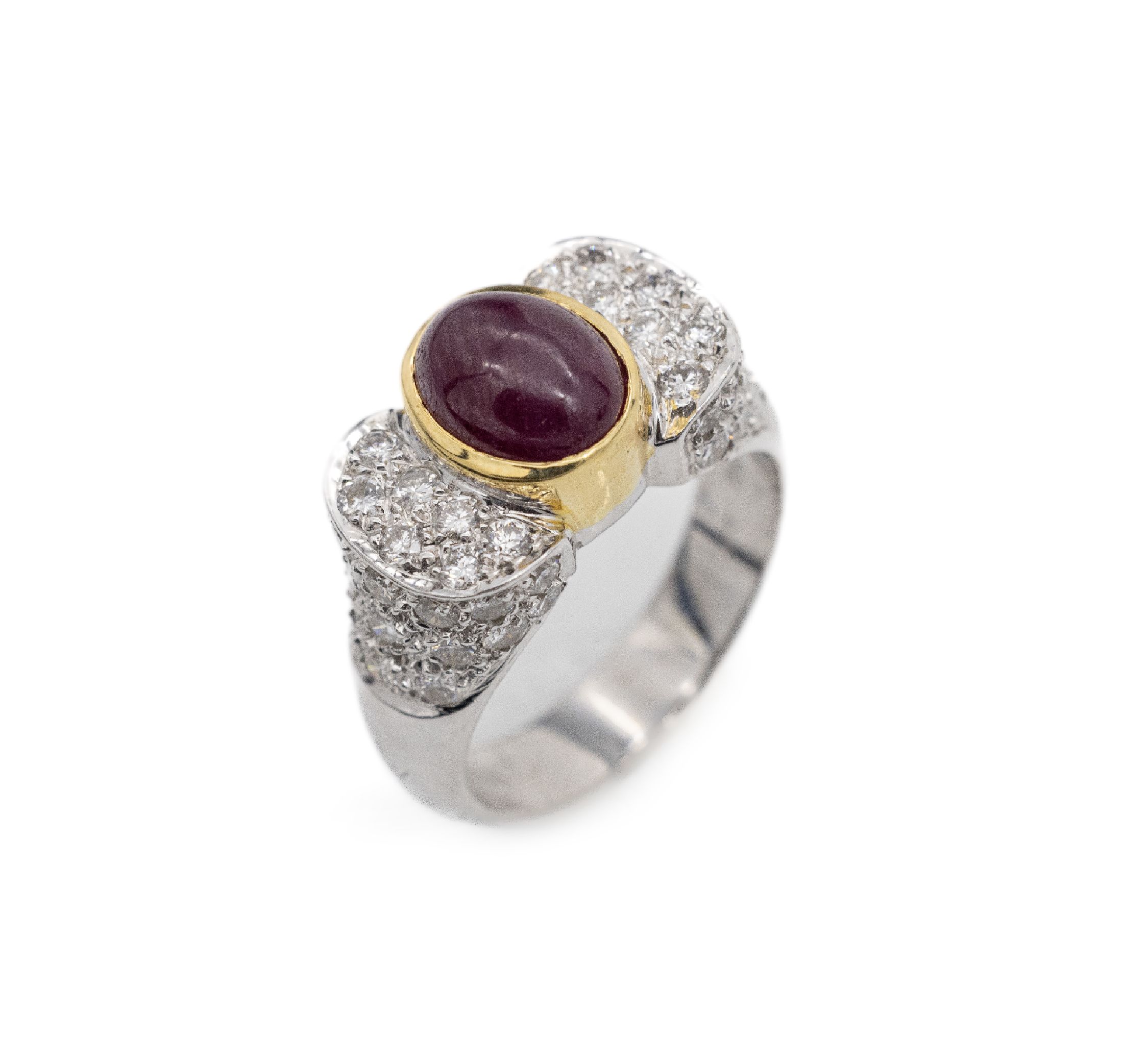 18 kt Gold Rubin-Brillant-Ring, GG/WG 750/000, mittig ovaler Rubincabochon ca. 3.80 ct, Ringschultern mit Brillanten zus. ca. 1.66 ct Weiß/si, ca. ...