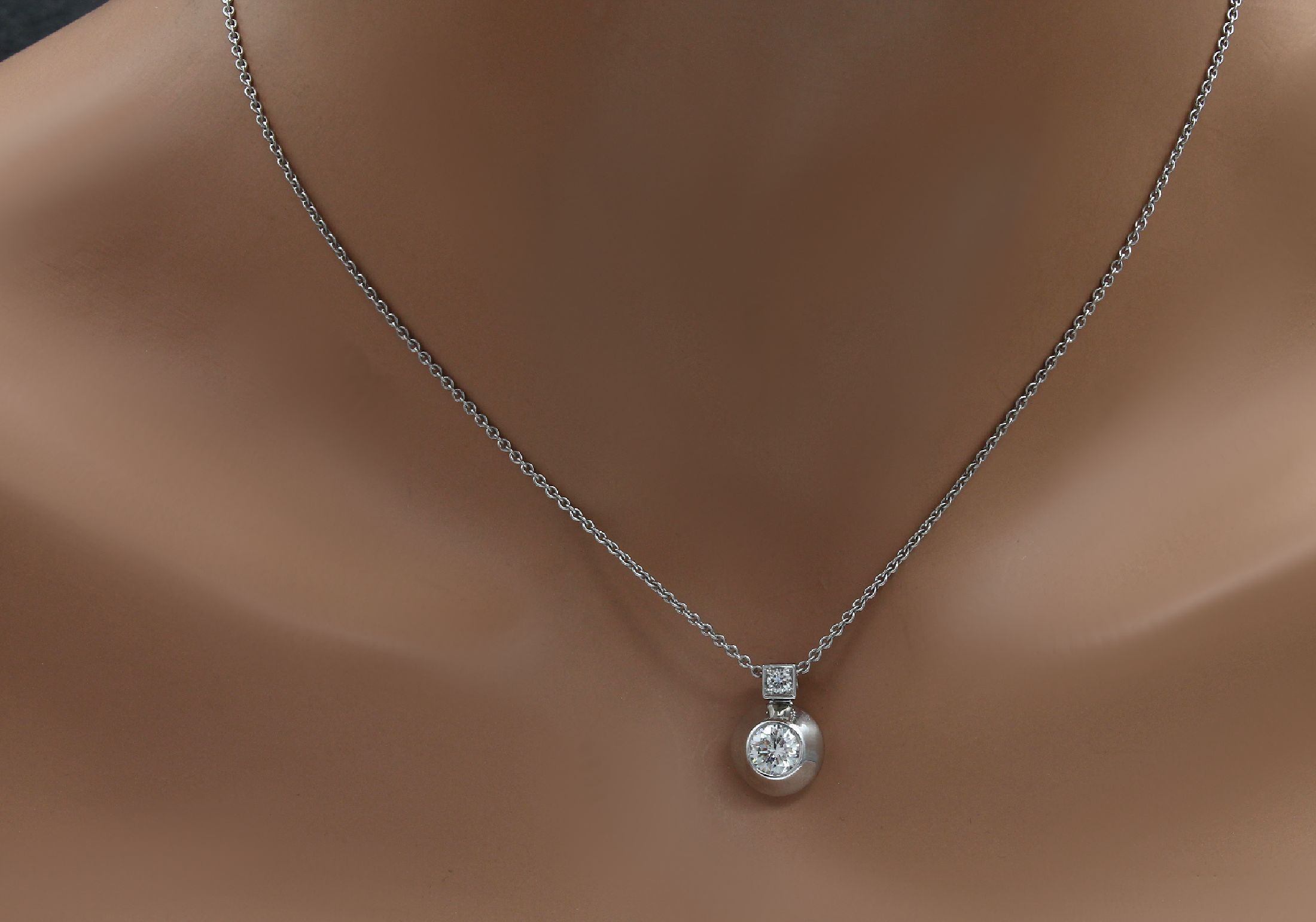 Detail a: 18 kt Gold LAUDIER Brillant-Collier, WG 750/000, 2 Brillanten zus. ca. 1.11 ct feines Weiß/vs, sign., Steingewicht grav., an Kette, L. ca. 40 cm, ...