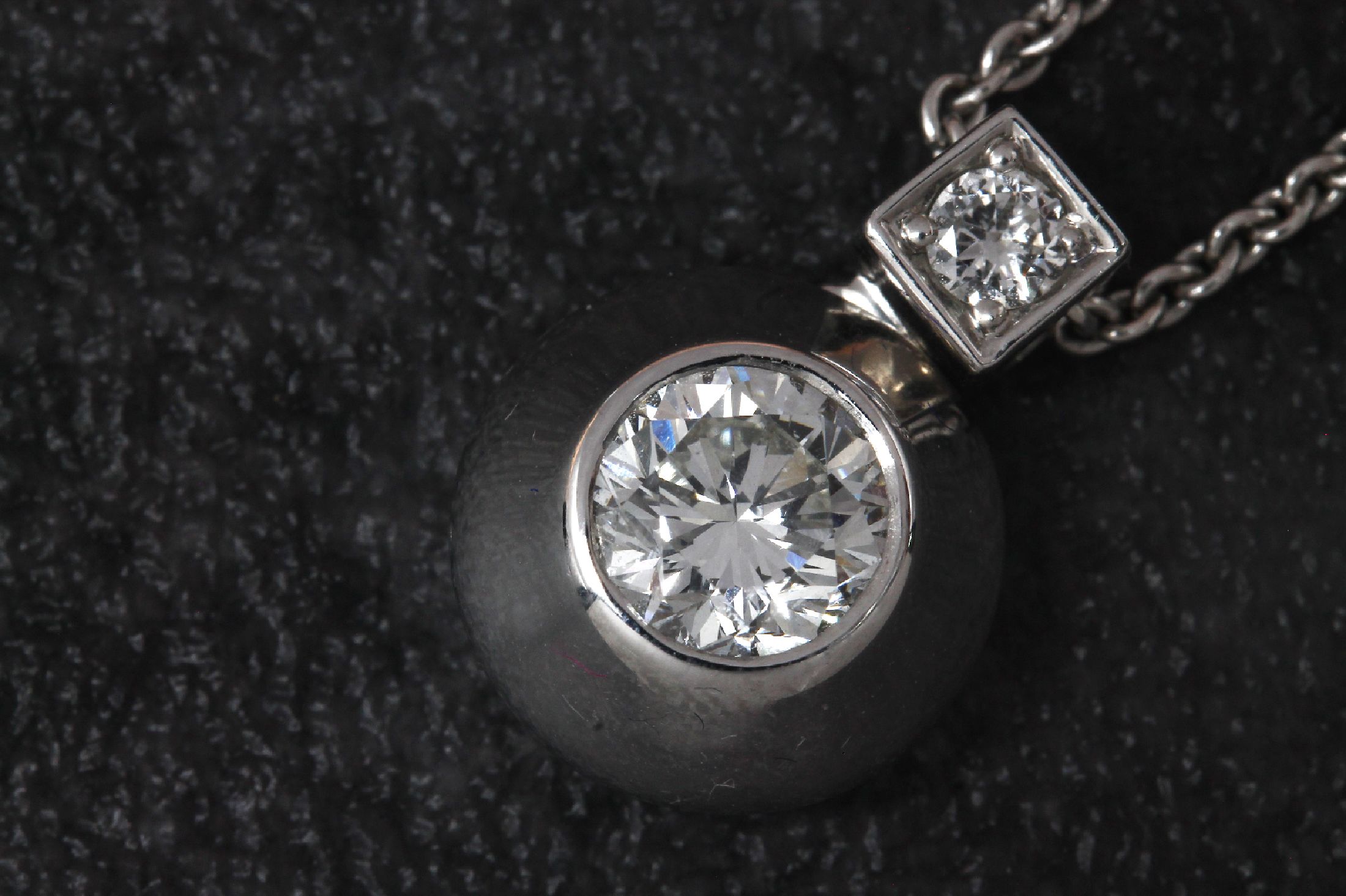 Detail b: 18 kt Gold LAUDIER Brillant-Collier, WG 750/000, 2 Brillanten zus. ca. 1.11 ct feines Weiß/vs, sign., Steingewicht grav., an Kette, L. ca. 40 cm, ...