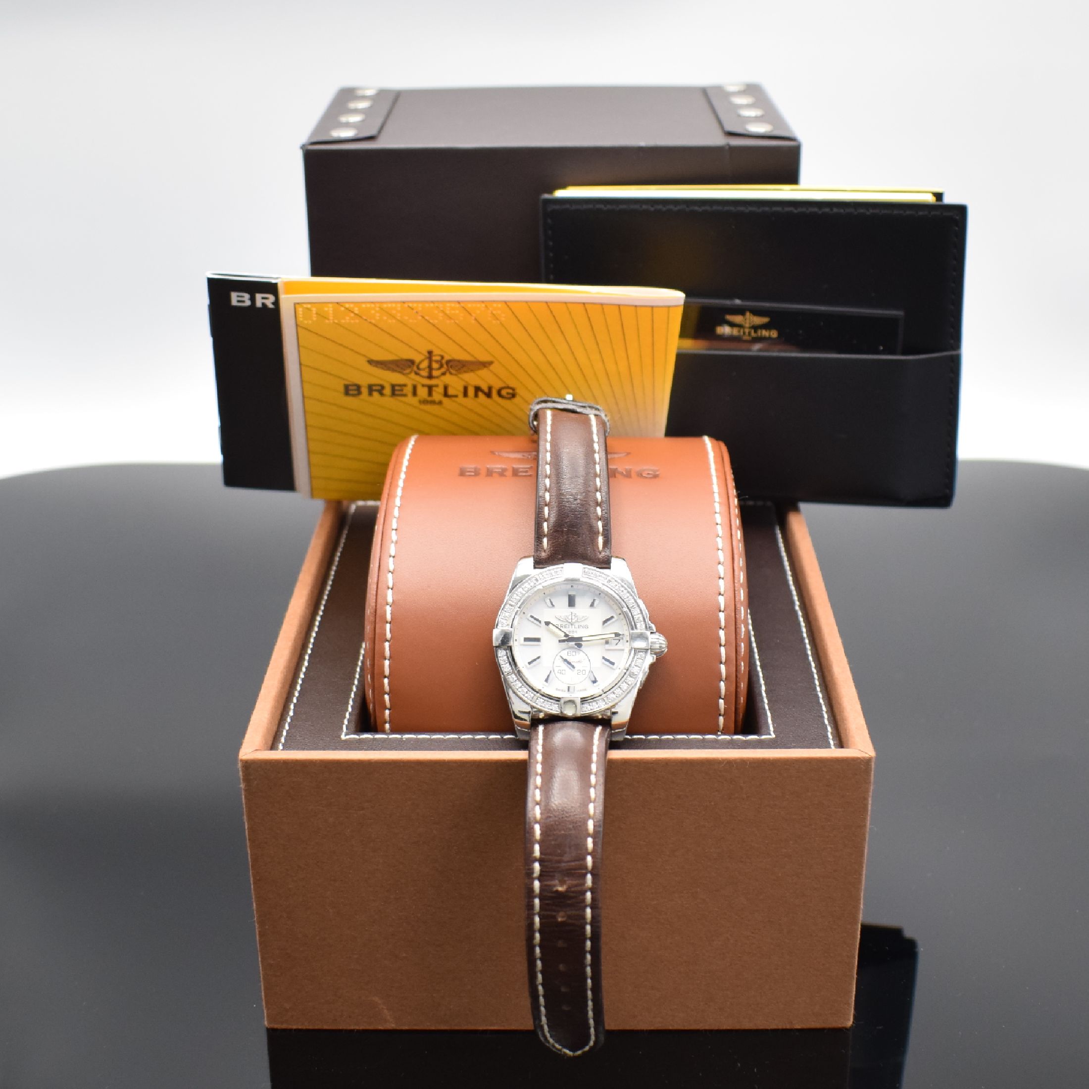 Detail d: BREITLING Galactic mit Brillanten besetzte Armbanduhr in Stahl / Lederband Referenz A37330, Schweiz lt. orig. Papier verk. 2016, Automatik, verschr. ...