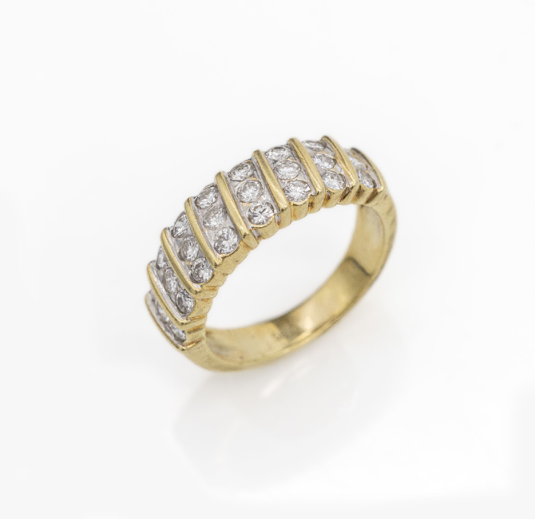 14 kt Gold Brillant-Ring, GG 585/000, 24 Brillanten zus. ca. 0.50 ct Weiß/si, RW 50, ca. 4.9 g