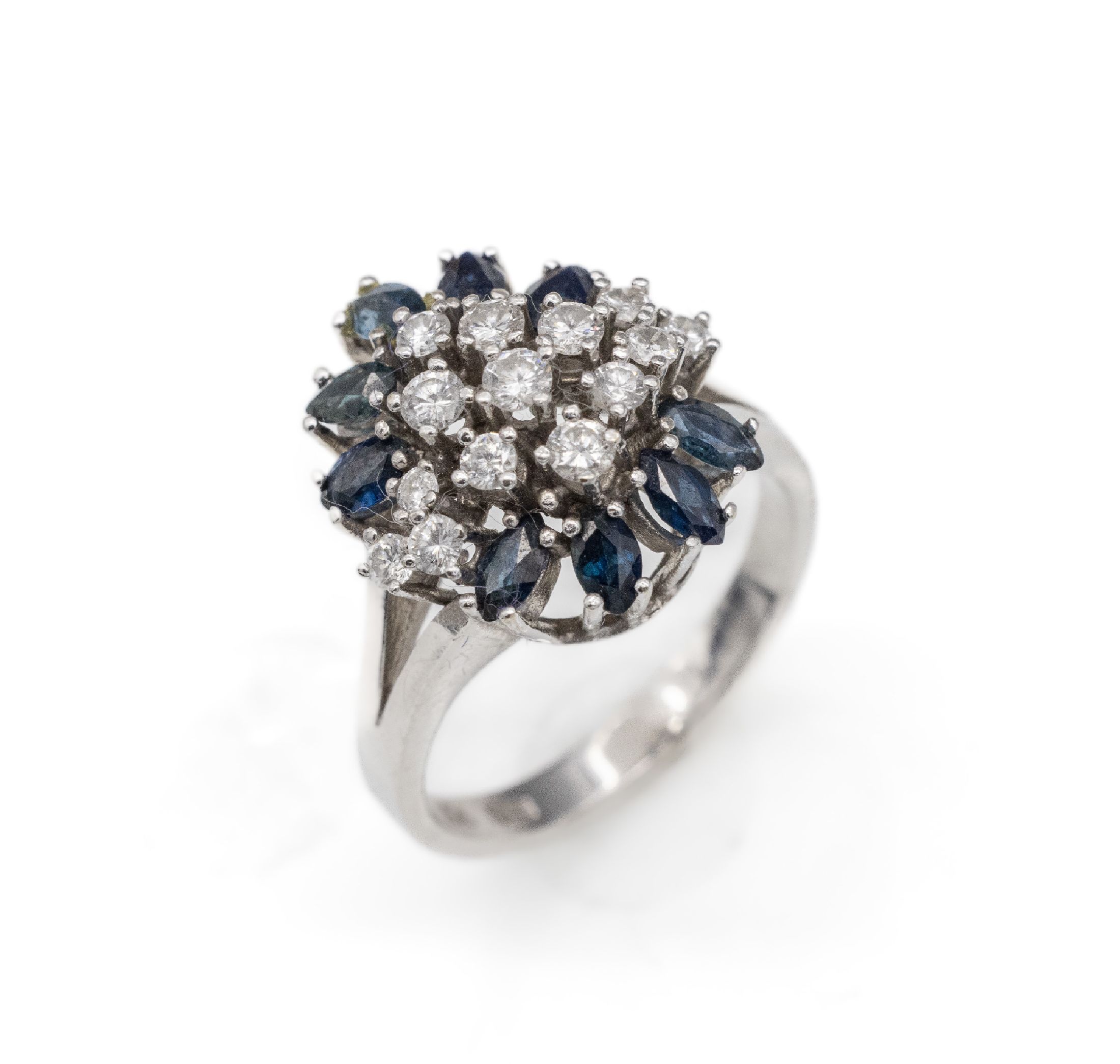 14 kt Gold Saphir-Diamant-Ring, WG 585/000,hoch aufgebauter Ringkopf, 14 Diamanten zus. ca. 0.60 ct Weiß/si, 9 Saphirnavettes zus. ca.1.0 ct, RW ...