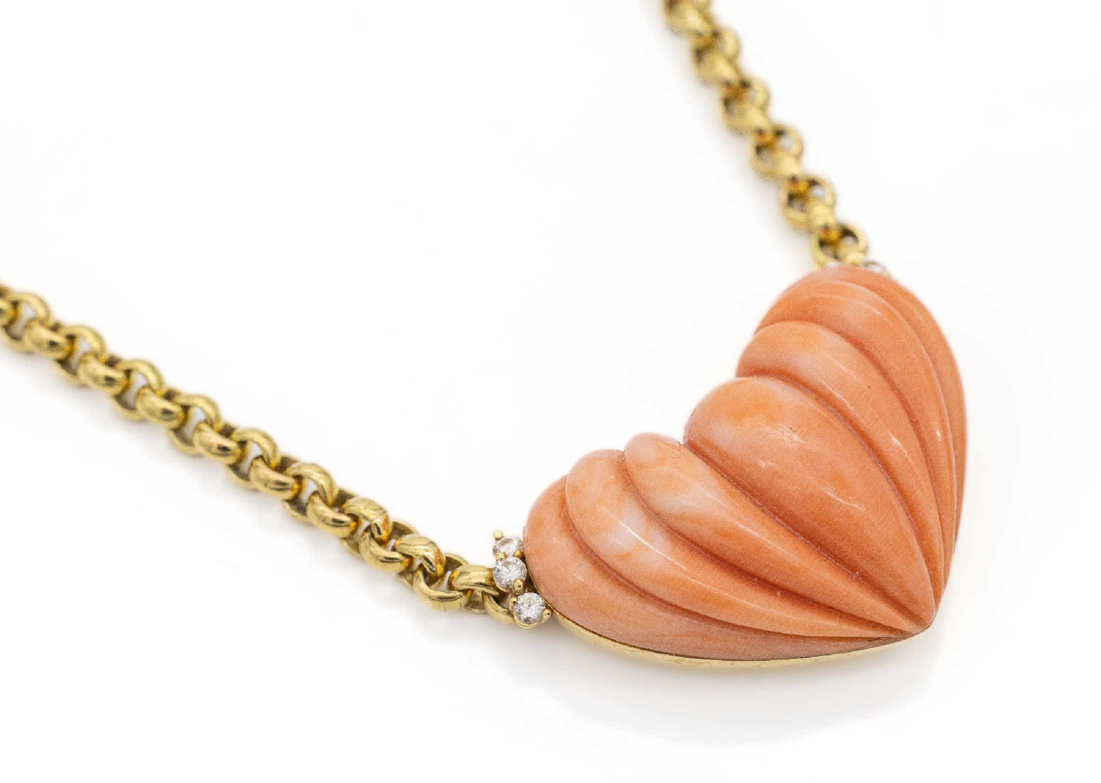 18 kt Gold Koralle-Brillant-Collier, GG 750/000, gerieftes Korallenherz, 6 kl. Brillanten zus. ca. 0.10 ct, total ca. 44.8 g,L. ca. 42 cm, ...