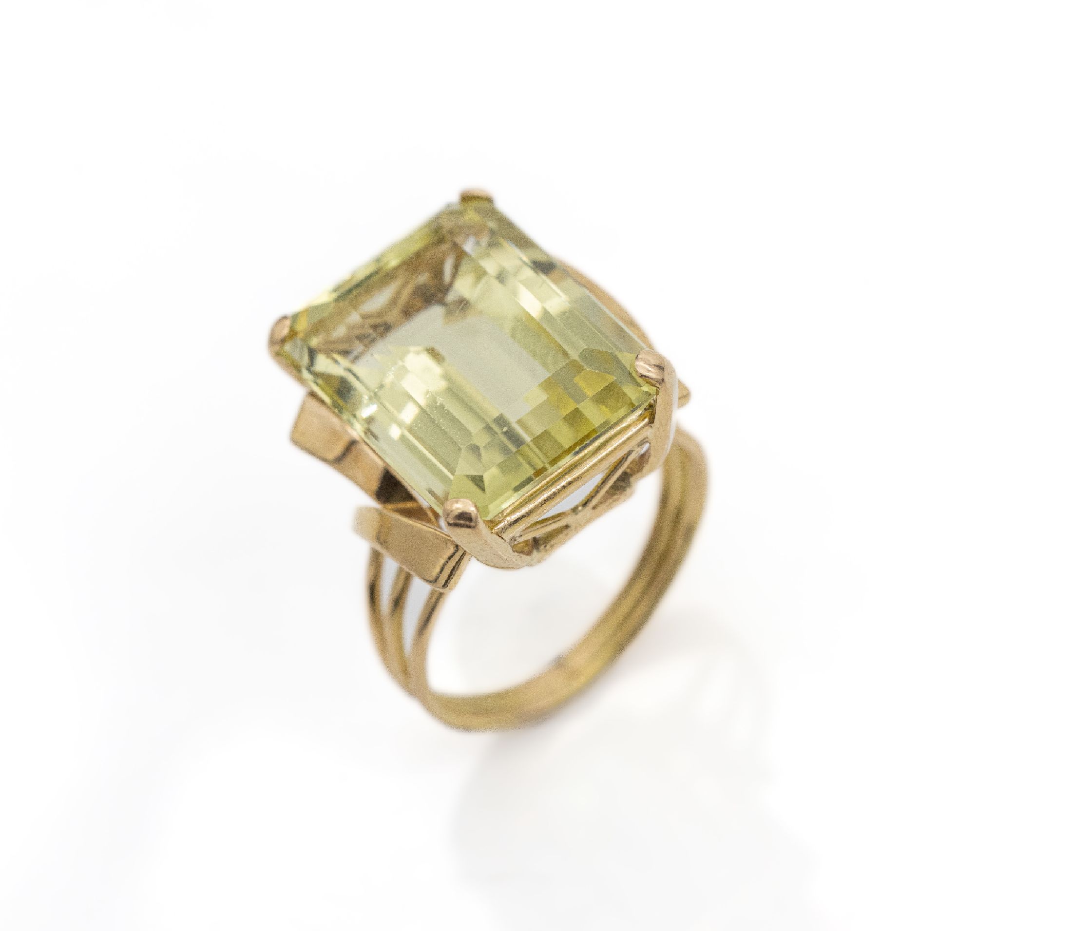 14 kt Gold Citrin-Ring, GG 585/000, Citrin im Emerald-Cut ca. 15.0 ct, RW 56, total ca. 8.9 g