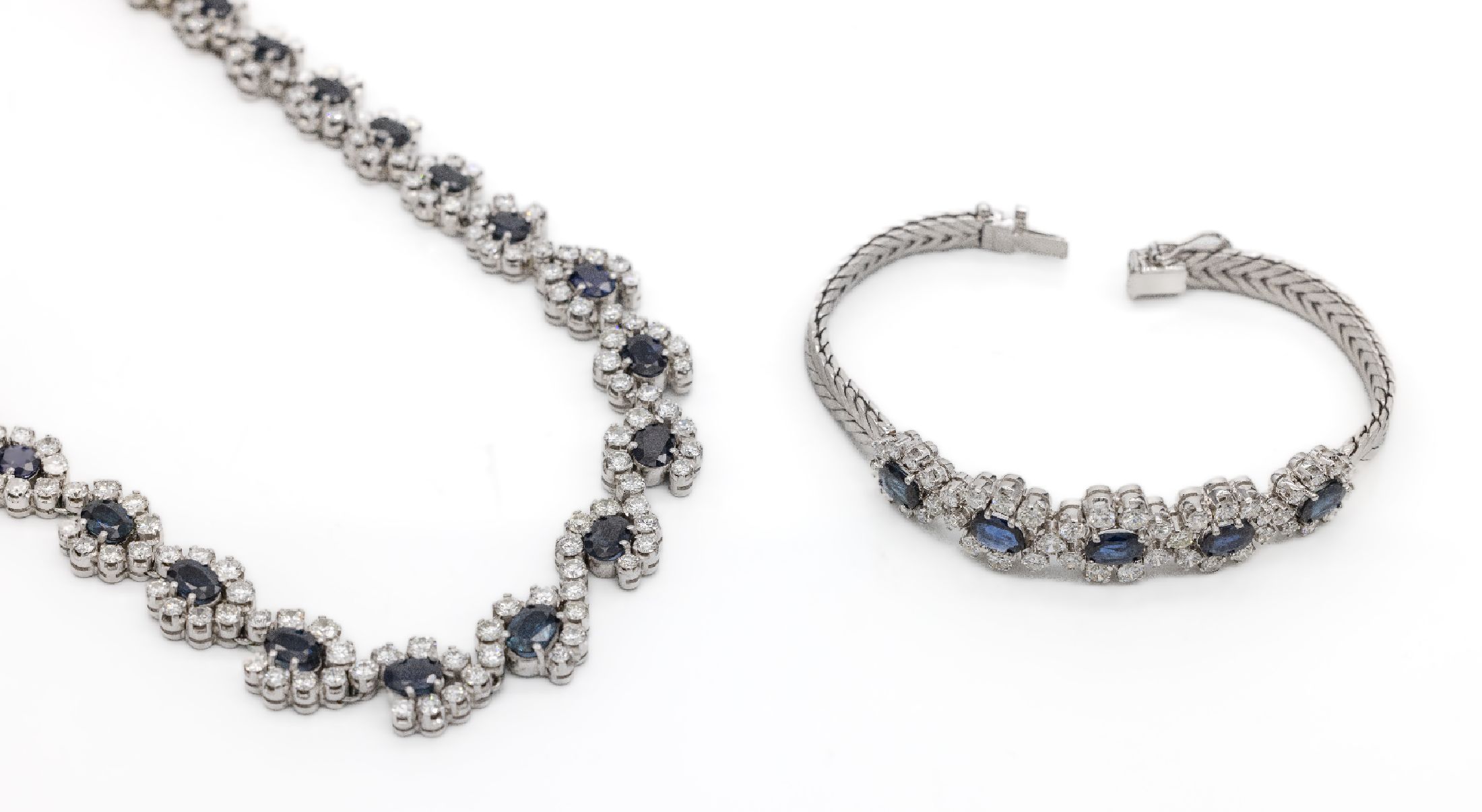 18 kt Gold Saphir-Brillant-Schmuckset, WG 750/000, 36 rund- bzw. ovalfacett. Saphire zus. ca. 20.5 ct, Brillanten zus. ca. 22.0 ct Weiß/si, best. ...