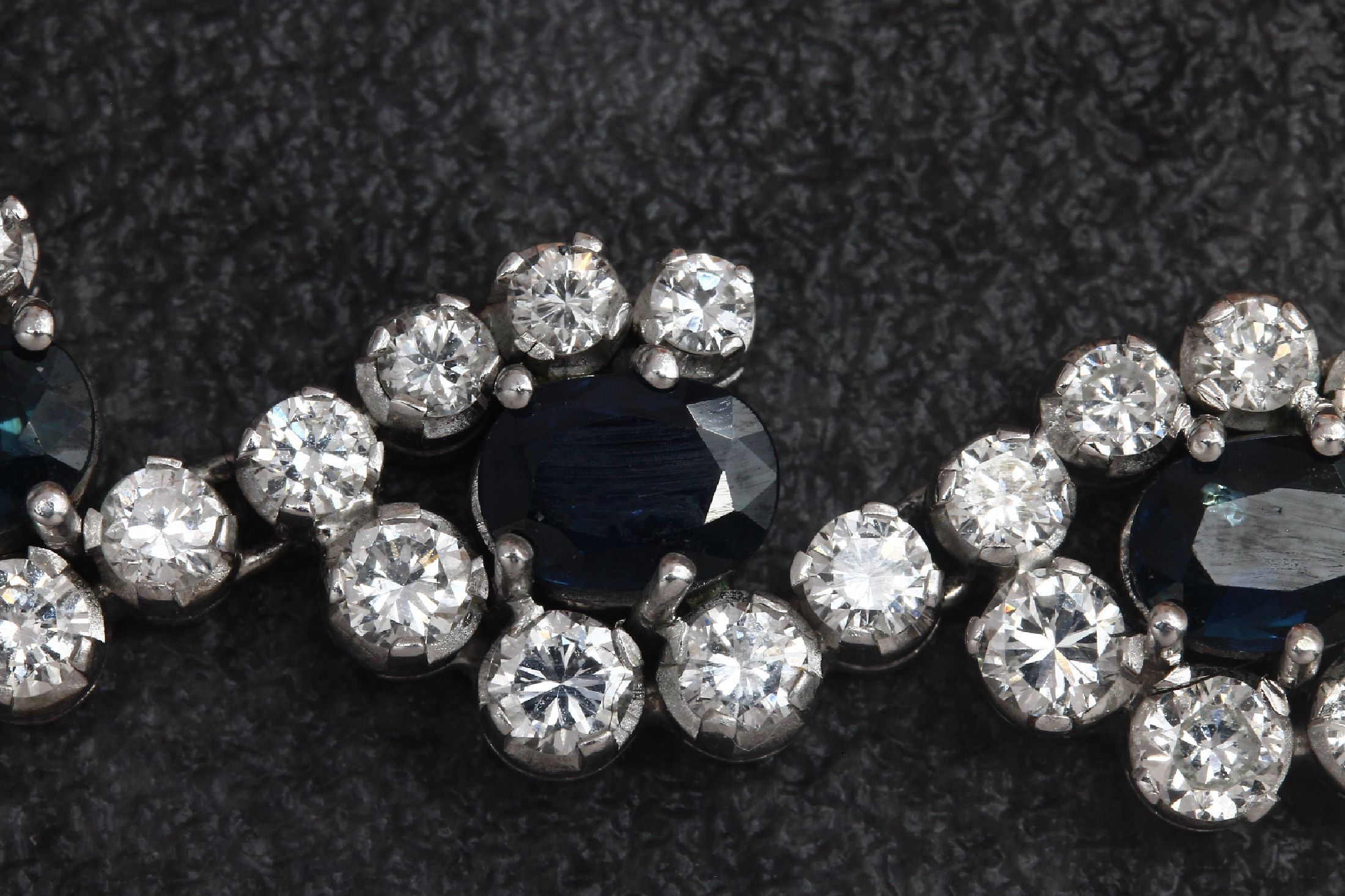 Detail a: 18 kt Gold Saphir-Brillant-Schmuckset, WG 750/000, 36 rund- bzw. ovalfacett. Saphire zus. ca. 20.5 ct, Brillanten zus. ca. 22.0 ct Weiß/si, best. ...