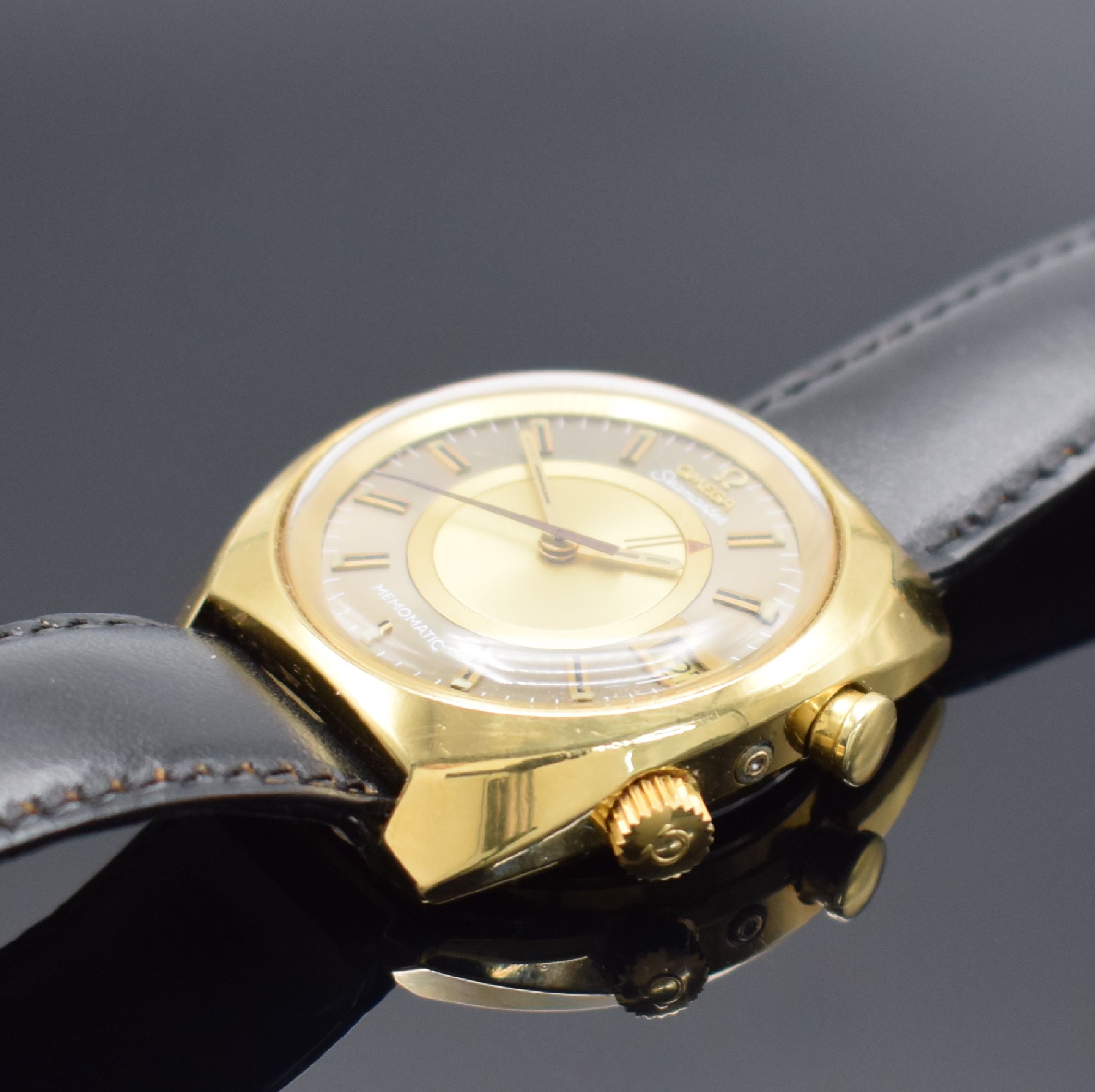 Detail b: OMEGA Automatikwecker Seamaster Memomatic Referenz 166.072, Schweiz um 1972, hartverg. Metallgeh., Edelstahlboden verschr., Anz. v. Std., Min., ...