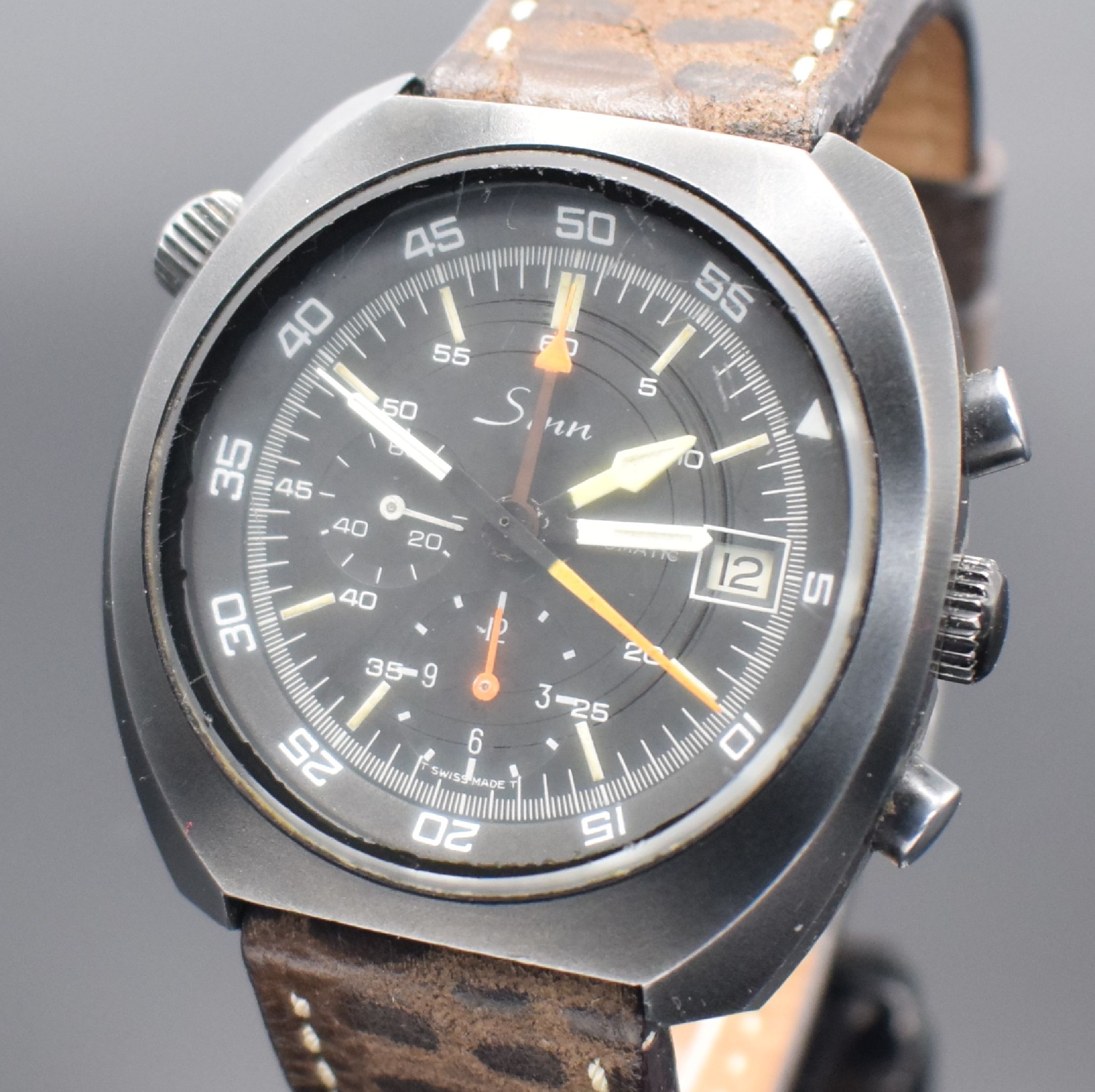 Detail a: SINN 141 BS seltener Armbandchronograph in geschwärztem Stahlgehäuse, Schweiz 1980er Jahre, Automatik, verschr. Geh., innenliegende Drehlünette ...