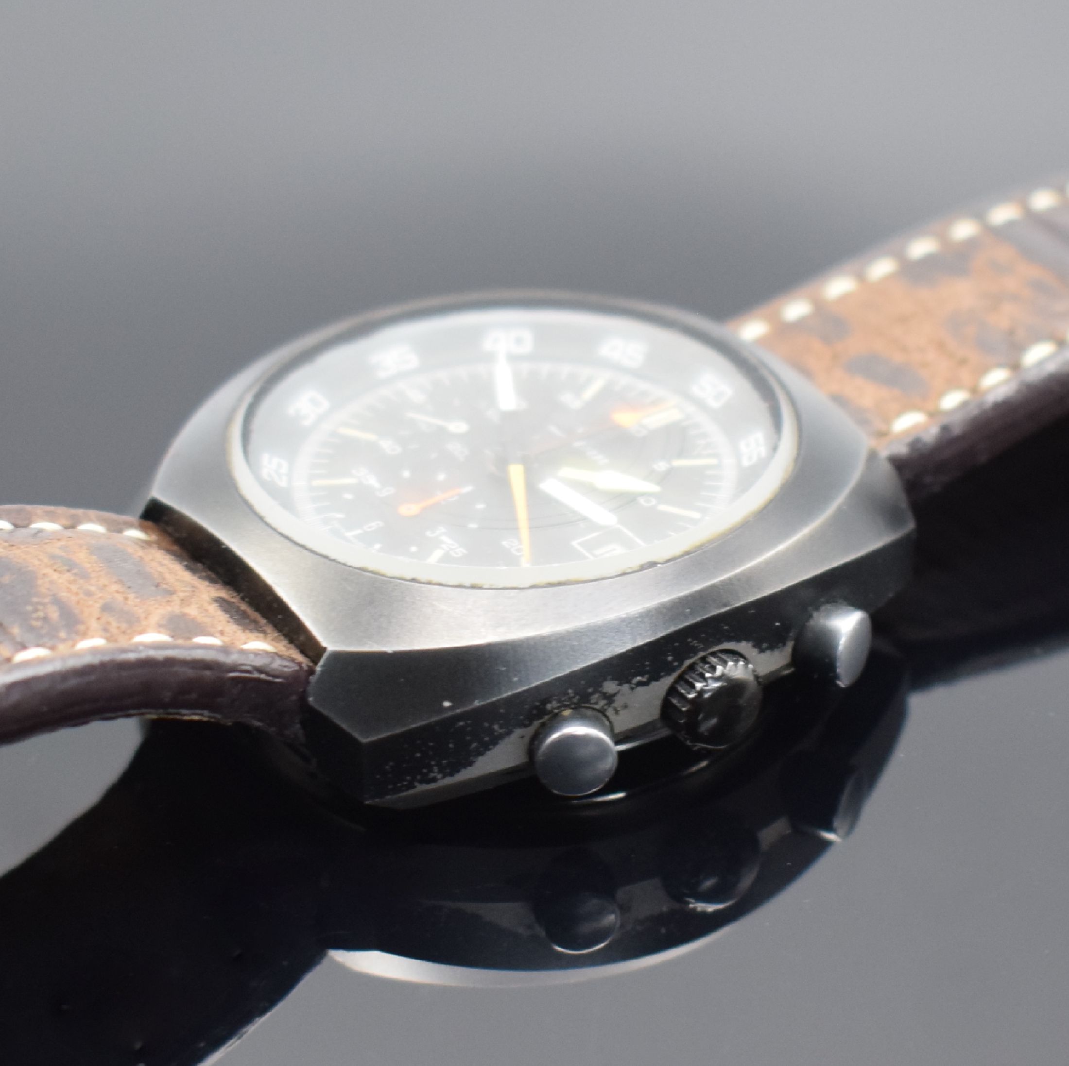 Detail b: SINN 141 BS seltener Armbandchronograph in geschwärztem Stahlgehäuse, Schweiz 1980er Jahre, Automatik, verschr. Geh., innenliegende Drehlünette ...