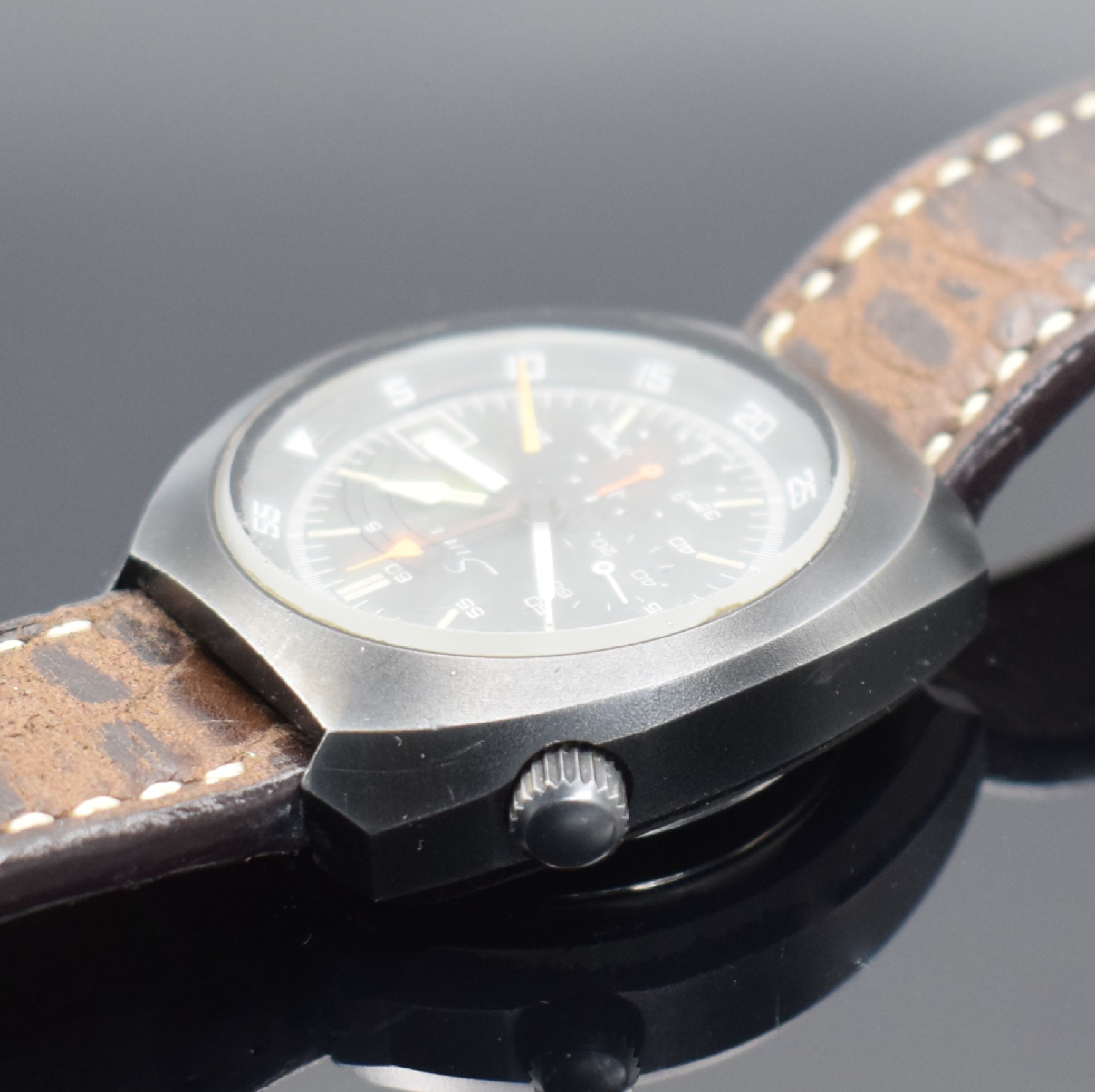 Detail c: SINN 141 BS seltener Armbandchronograph in geschwärztem Stahlgehäuse, Schweiz 1980er Jahre, Automatik, verschr. Geh., innenliegende Drehlünette ...