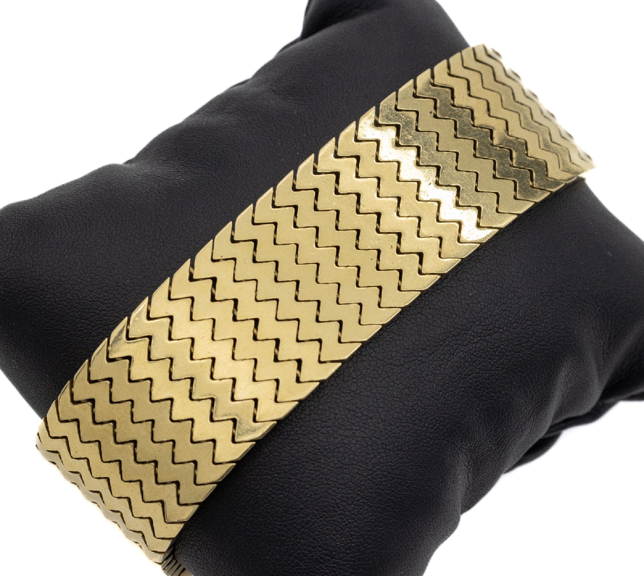 Massives 18 kt Gold Armband, GG 750/000, sogn. Teppicharmband, Zickzackglieder z.T. seidenmattiert, ca. 91.3 g, L. ca. 20 cm, Kastenschloß mit ...