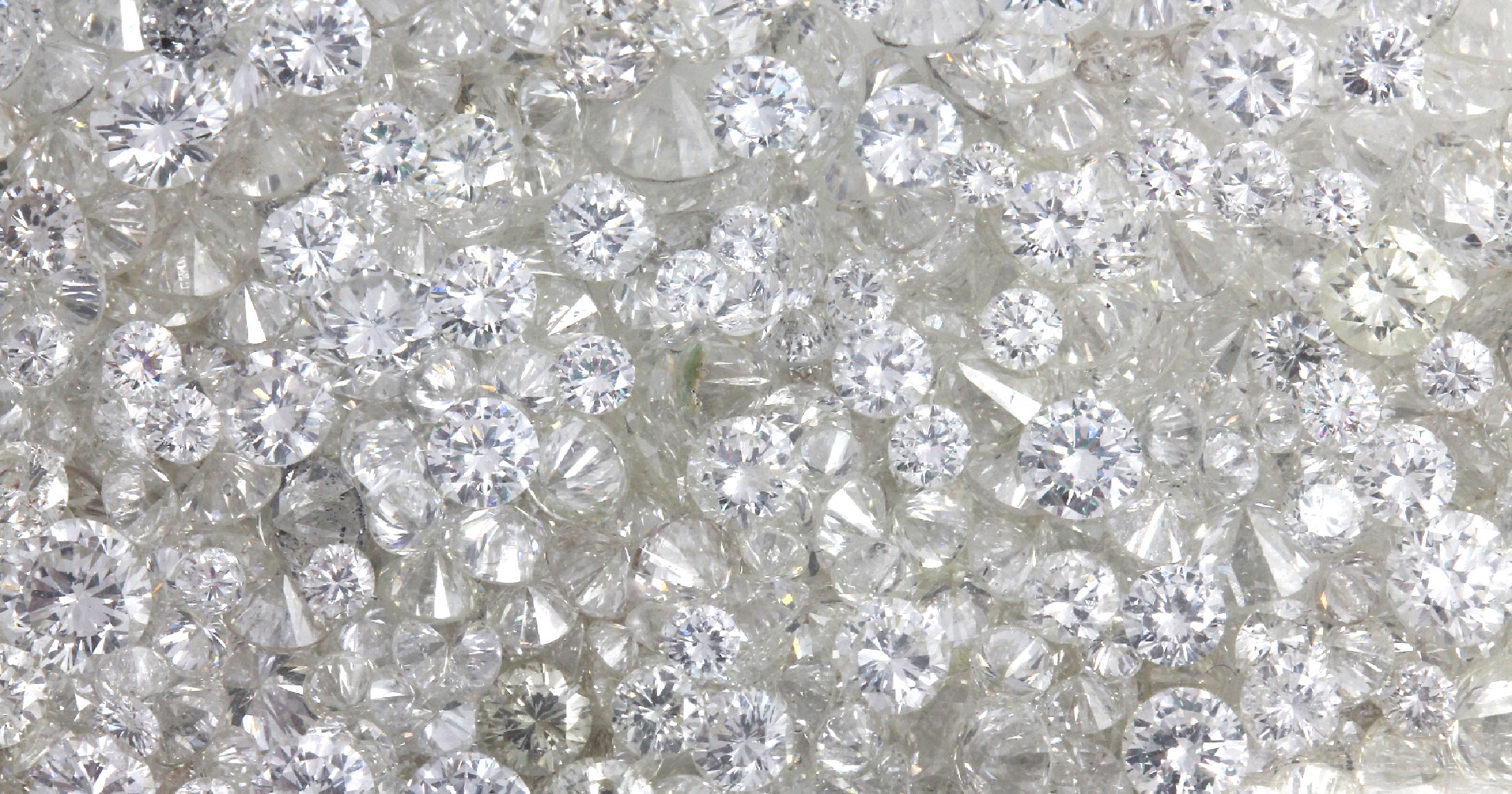 Detail a: Lot lose Brillanten, zus. ca. 45.3 ct Weiß-get.Weiß-light yellow/ vs-pi, z.T. Ausfassware