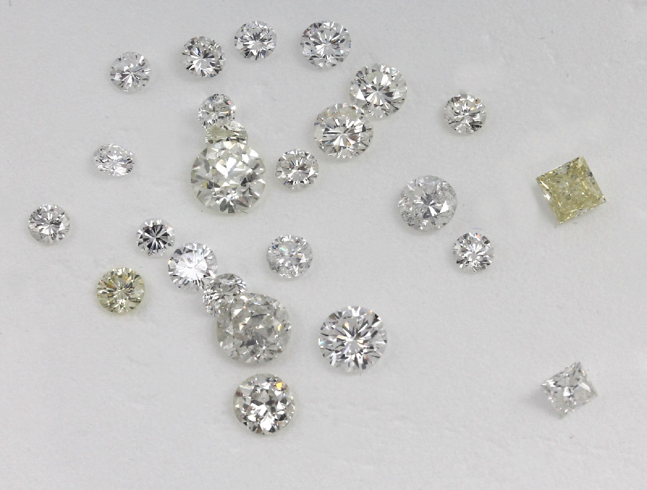 Detail a: Lot 25 lose Diamanten, zus. ca. 9.86 ct Weiß-fancy yellow,/vs-p, 22 Brillanten 1 Altschliffdiamant und 2 Princesscut-Diamanten,z.T. Aussfassware