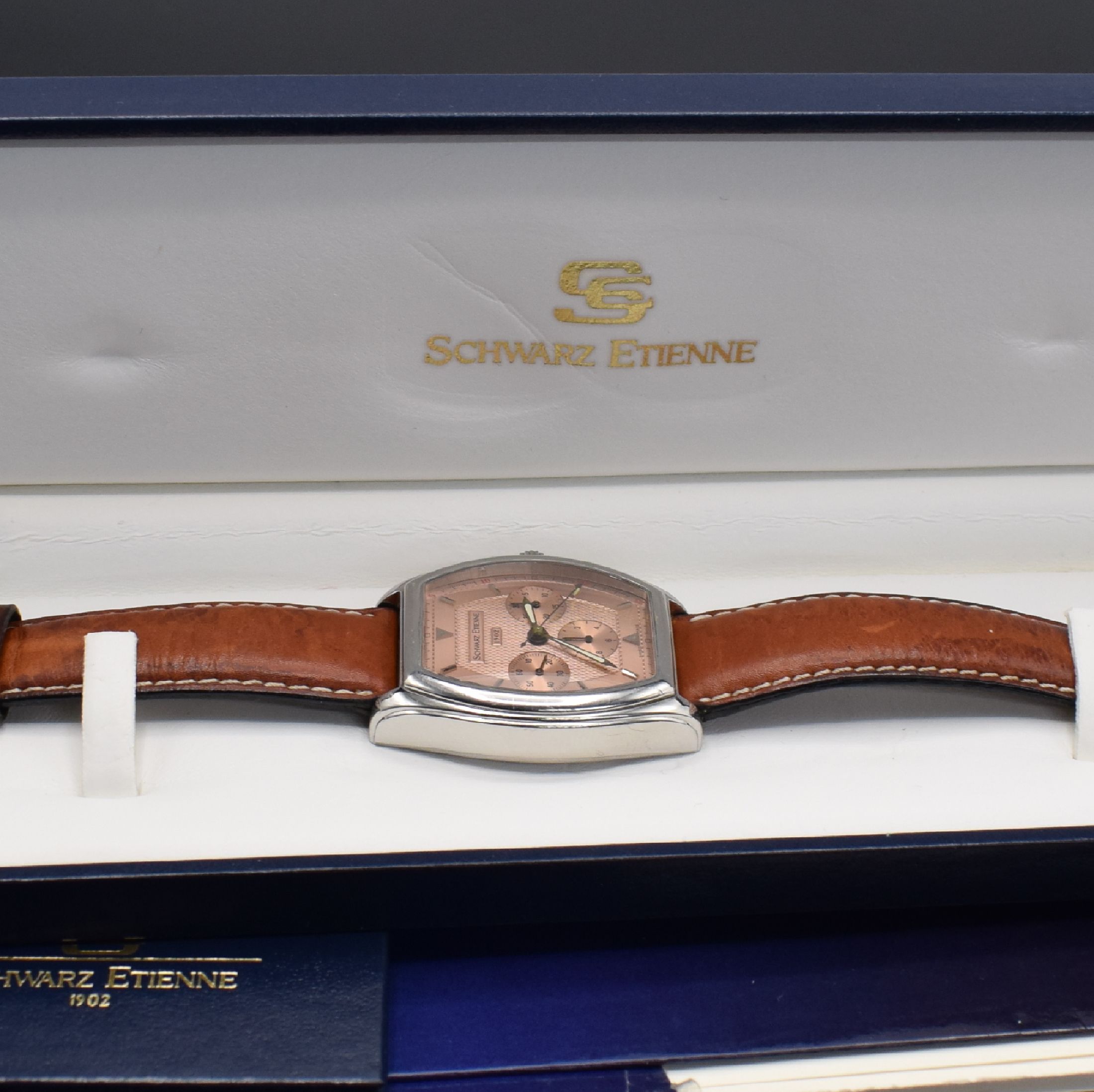 Detail e: SCHWARZ-ETIENNE Villeroy Herrenarmbanduhr mit Chronograph Kaliber Lemania 1874, Schweiz um 1997, Handaufzug, 2-teil. Geh. in Edelstahl, Boden 4-fach ...