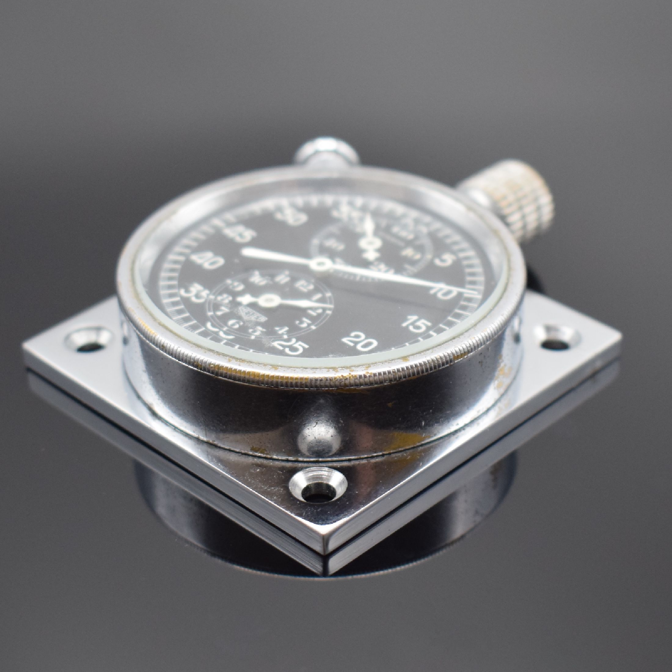 Detail b: HEUER Autavia Einbaustoppuhr für Automobile & die Luftfahrt, Schweiz um 1940, verchr. Messinggeh., Mineralglas verschr., Bodenplatte 3-fach ...