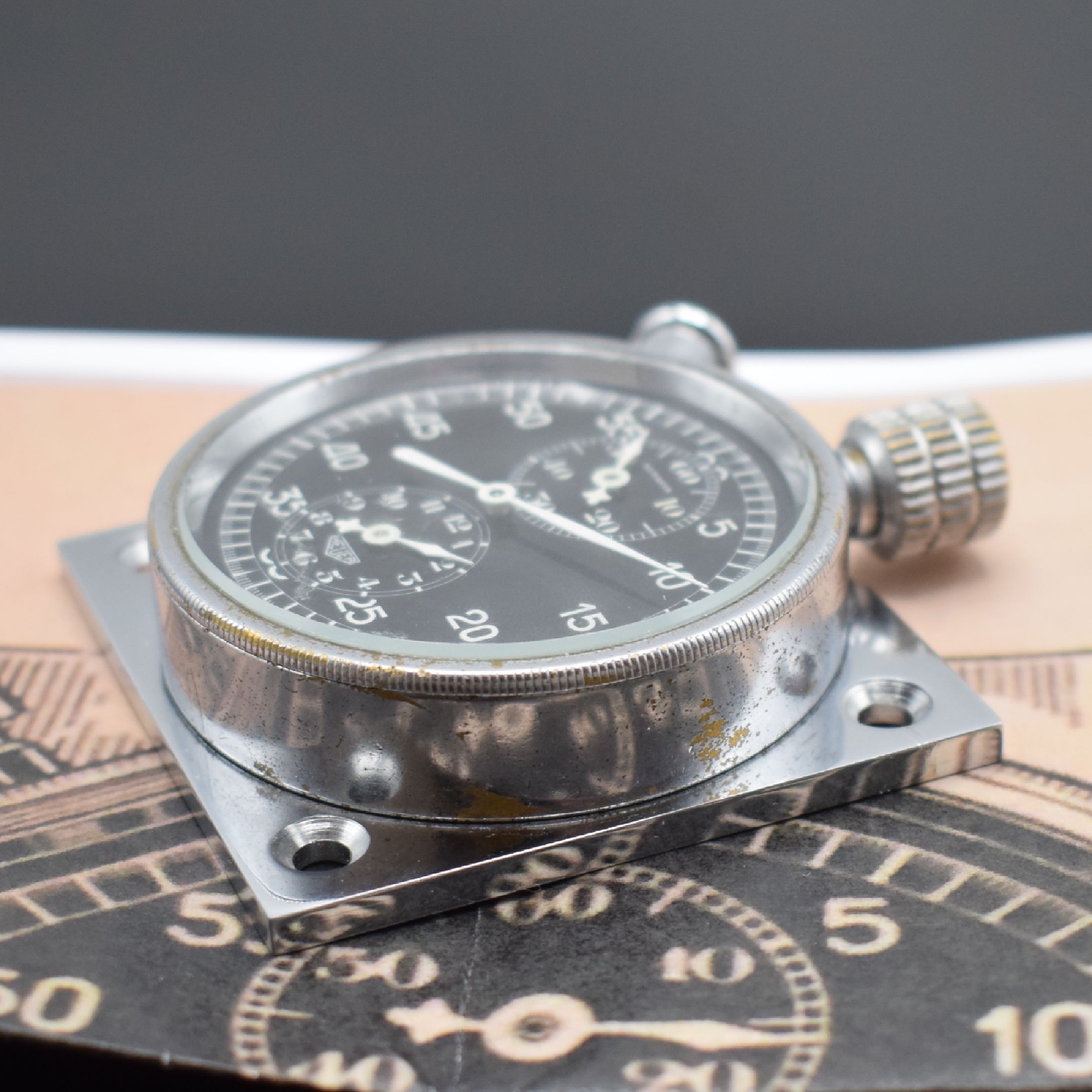 Detail d: HEUER Autavia Einbaustoppuhr für Automobile & die Luftfahrt, Schweiz um 1940, verchr. Messinggeh., Mineralglas verschr., Bodenplatte 3-fach ...