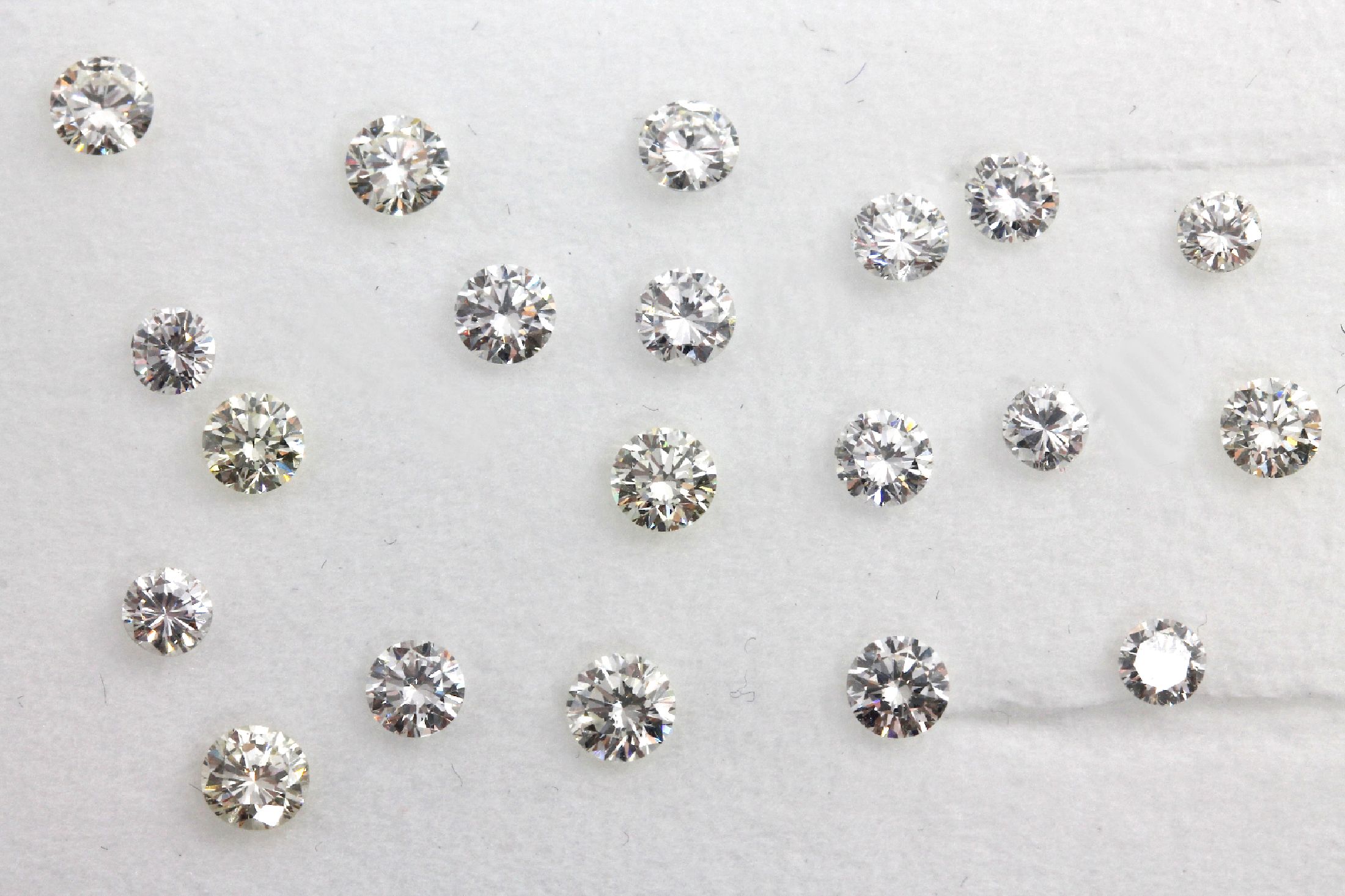 Detail a: Lot 20 lose Brillanten, zus. ca. 2.41 ct feines Weiß-Weiß-light Yellow/vs-si