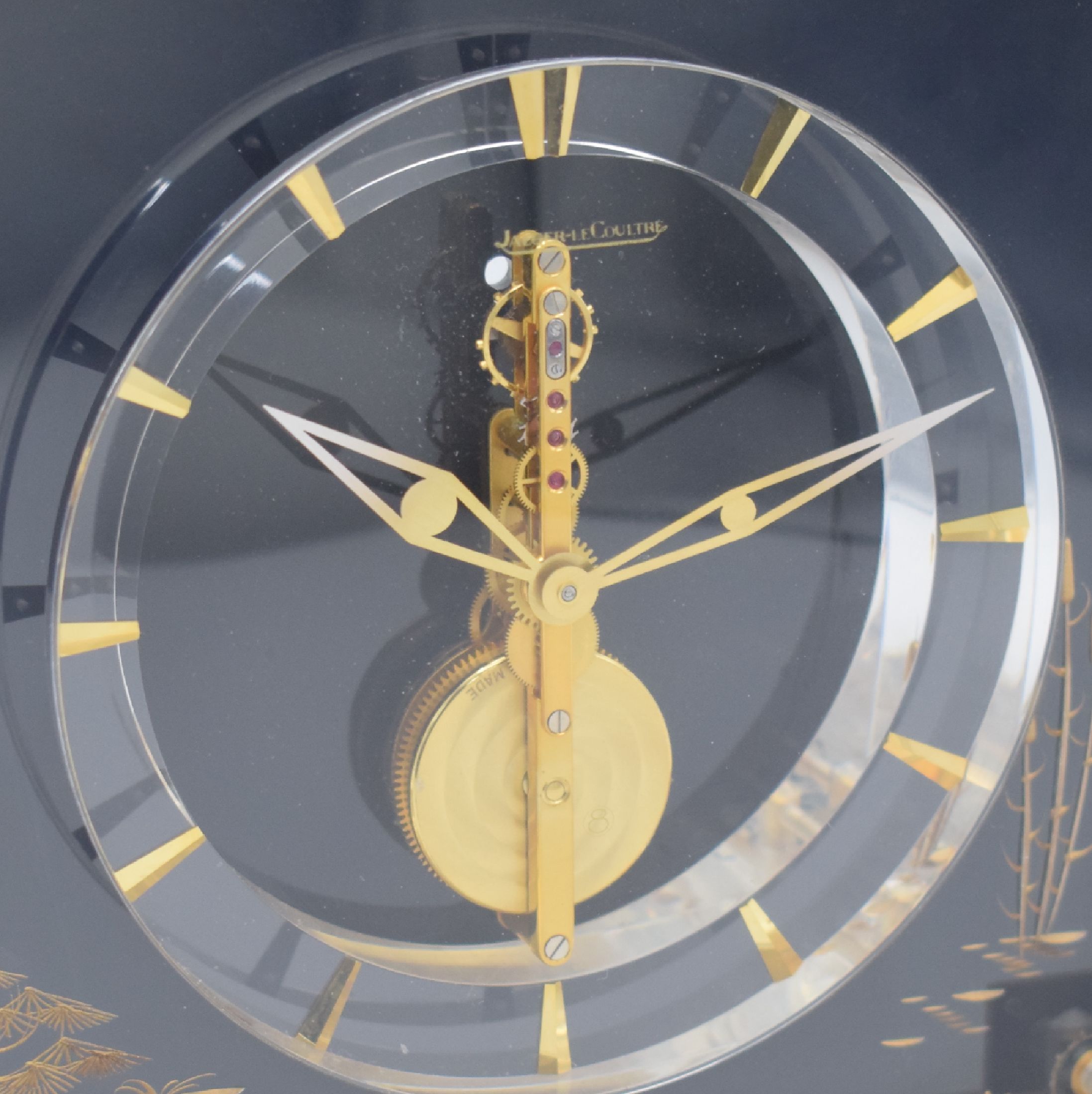 Detail a: Jaeger-LeCoultre Marina 8-Tage Tischuhr mit Stabwerk Referenz 350, Schweiz um 1960, Plexiglas-Geh. auf verg. Stand, gold. Paradiesvogel-Motiv vor ...