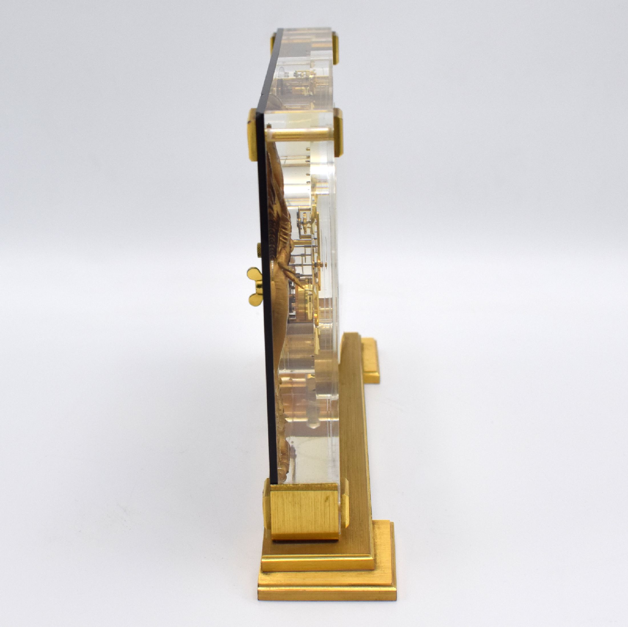Detail c: Jaeger-LeCoultre Marina 8-Tage Tischuhr mit Stabwerk Referenz 350, Schweiz um 1960, Plexiglas-Geh. auf verg. Stand, gold. Paradiesvogel-Motiv vor ...