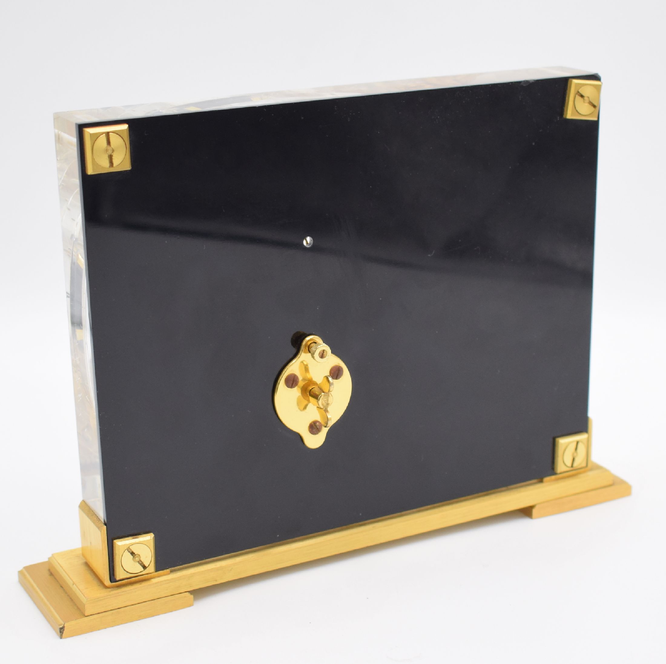 Detail d: Jaeger-LeCoultre Marina 8-Tage Tischuhr mit Stabwerk Referenz 350, Schweiz um 1960, Plexiglas-Geh. auf verg. Stand, gold. Paradiesvogel-Motiv vor ...