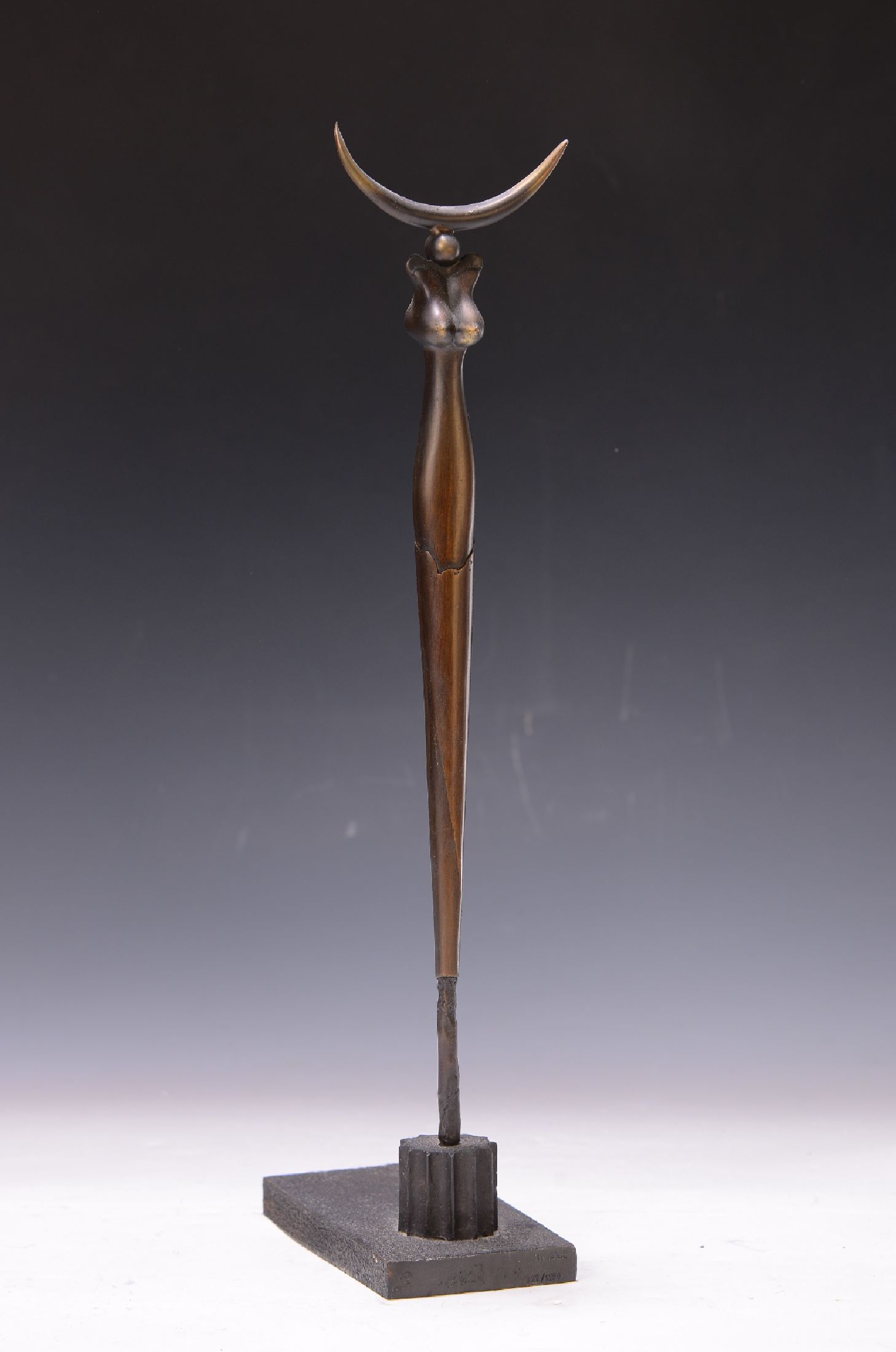 Paul Wunderlich, 1927-2010, Mondsichelstele, Bronzeskulptur, signiert und num. 122/1250, H. ca. 39.5cm