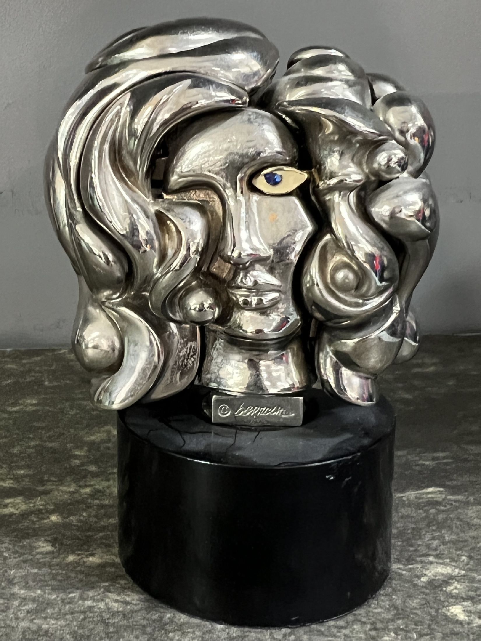 Miguel Berrocal, 1933-2006, Michele, Weißbronze, num. 8568, signiert, Auge mit Email, Gesamth. mit Sockel ca. 10cm, dazu Buch: Portrait de Michele