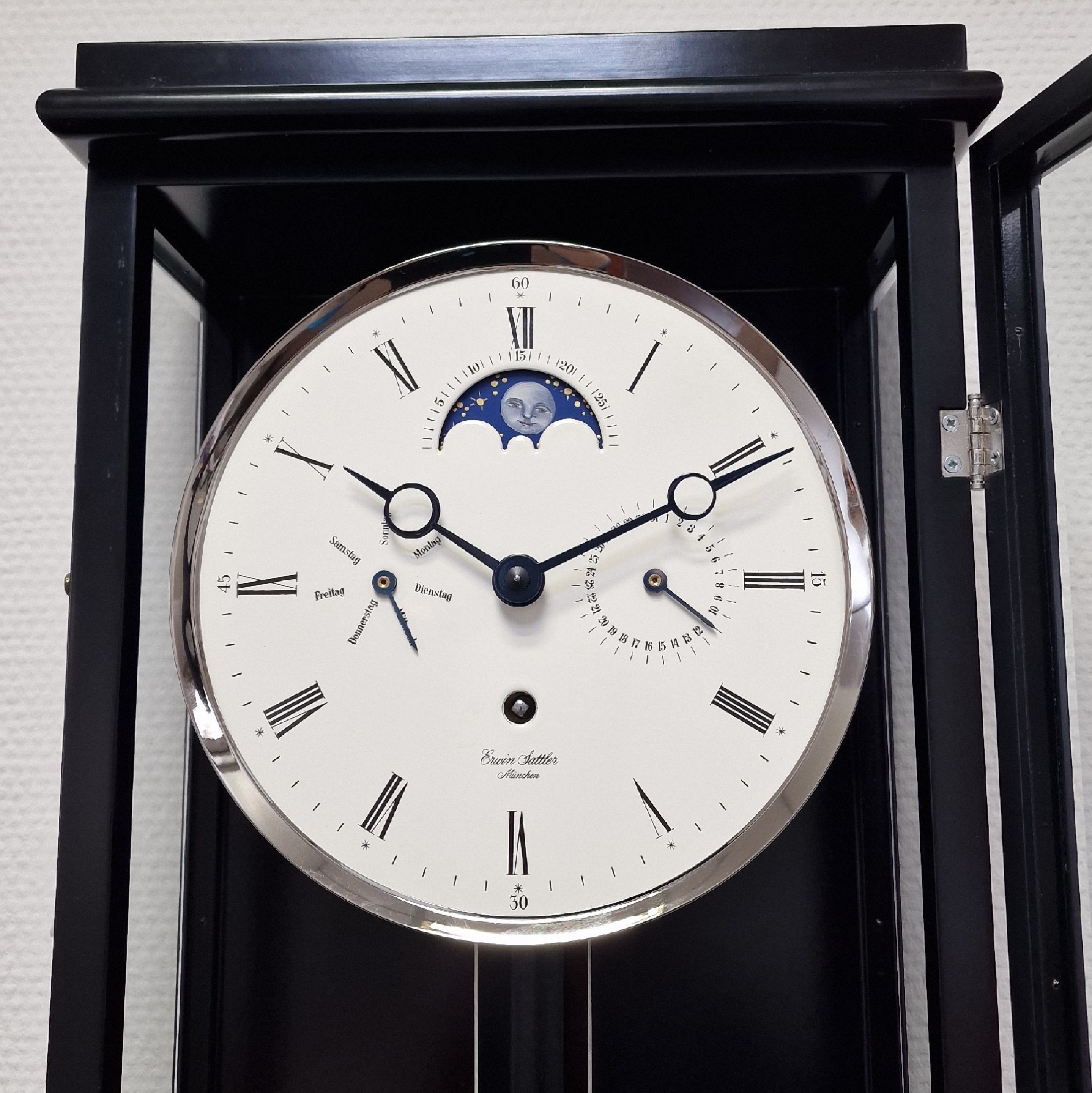 Detail a: ERWIN SATTLER astronomischer Seilzugregulator Classica K 100 mit 30 Tage Gangdauer, Deutschland um 2005, Geh. m. schwarzem Schleiflack, Tür mit ...