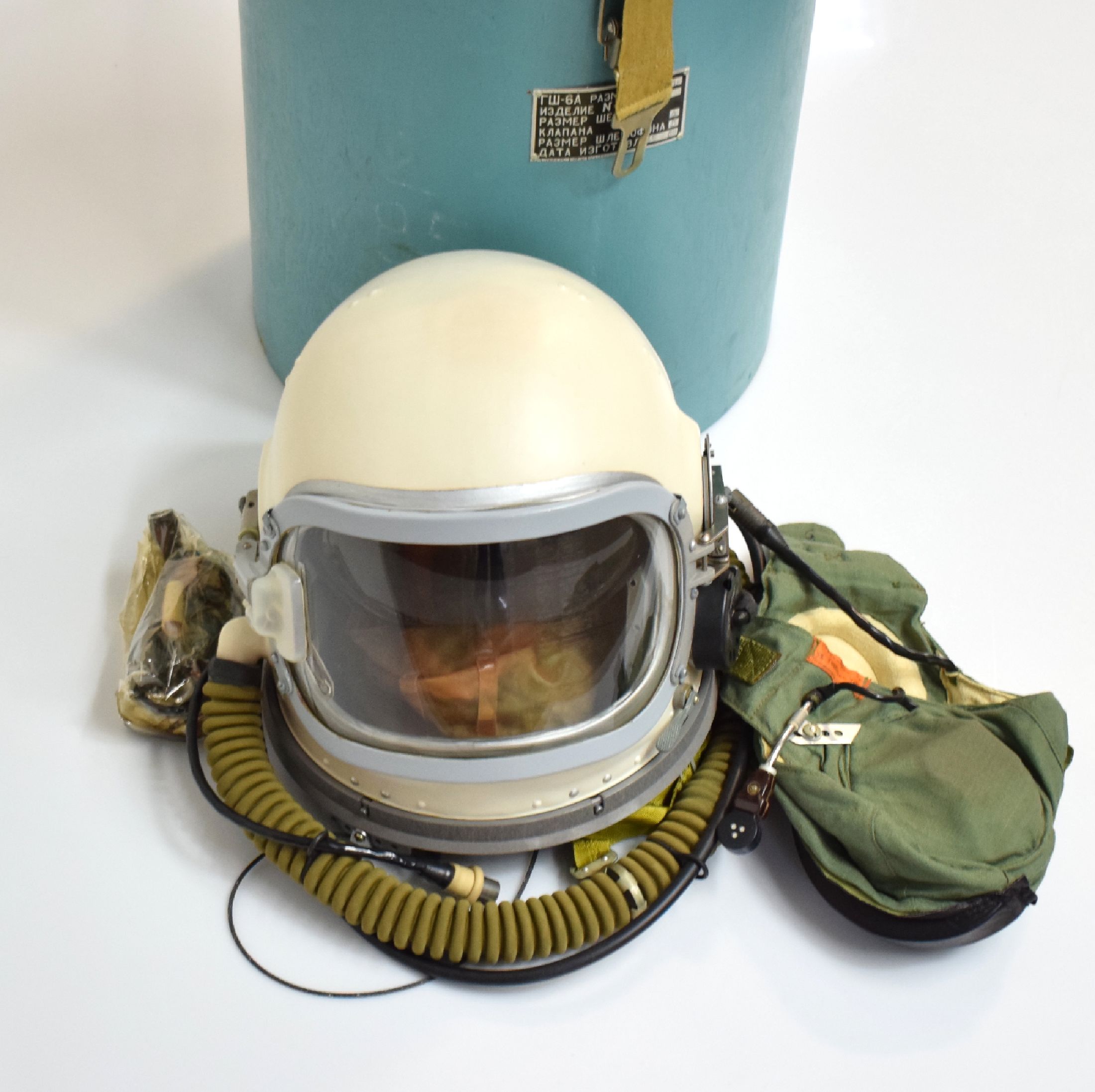 Detail b: Sowjetischer hermetischer Höhenflughelm für Piloten Referenz GSCH-6A, UdSSR um 1985, Größe 2B, m. Sauerstoff-, Heizung- & Mikrofon-Anschluss, m. ...
