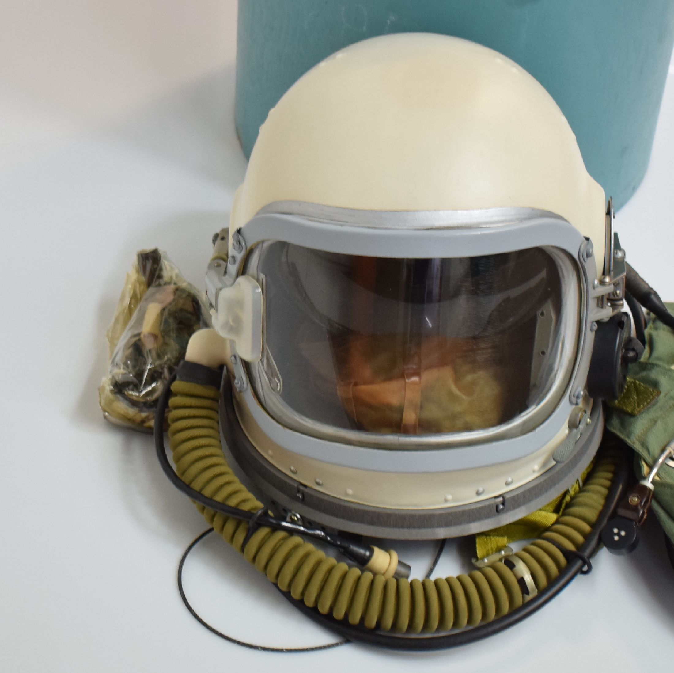Detail e: Sowjetischer hermetischer Höhenflughelm für Piloten Referenz GSCH-6A, UdSSR um 1985, Größe 2B, m. Sauerstoff-, Heizung- & Mikrofon-Anschluss, m. ...