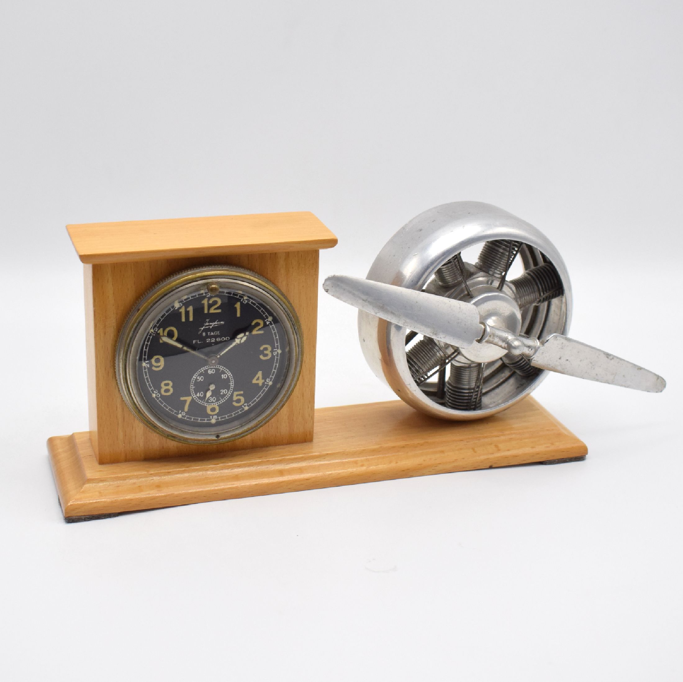 JUNGHANS Einbauborduhr mit 8-Tage-Werk FL 22600 auf Sockel mit Dekoration, Deutschland um 1930, Sockel mit stil. Flugzeugmotor & Propeller später, ...