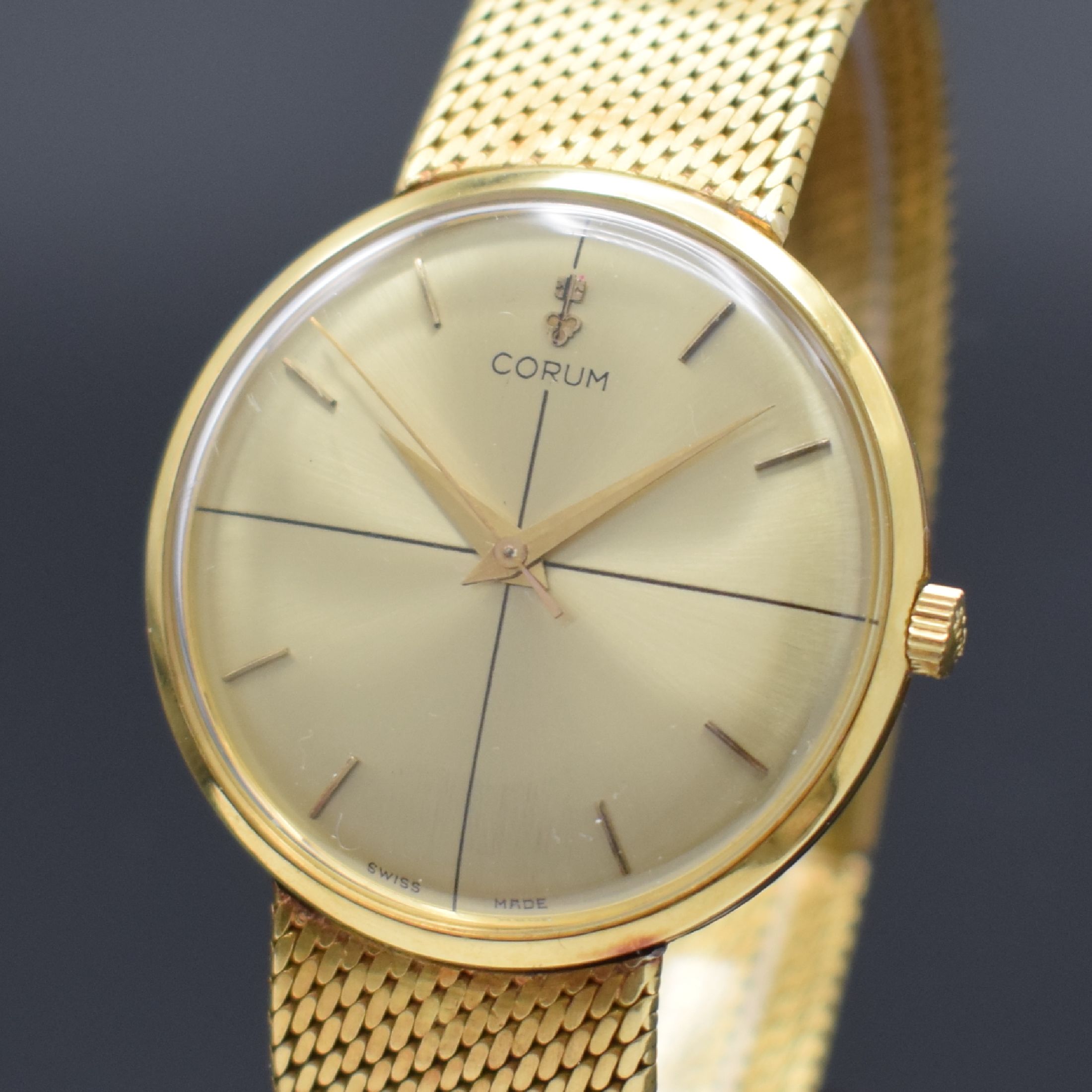 Detail a: CORUM elegante Armbanduhr in GG 750/000, Schweiz um 1960, Handaufzug, 3-tlg. Geh., Boden & Glasrand aufgedr., anges. Milanaiseband, orig. Krone, ...