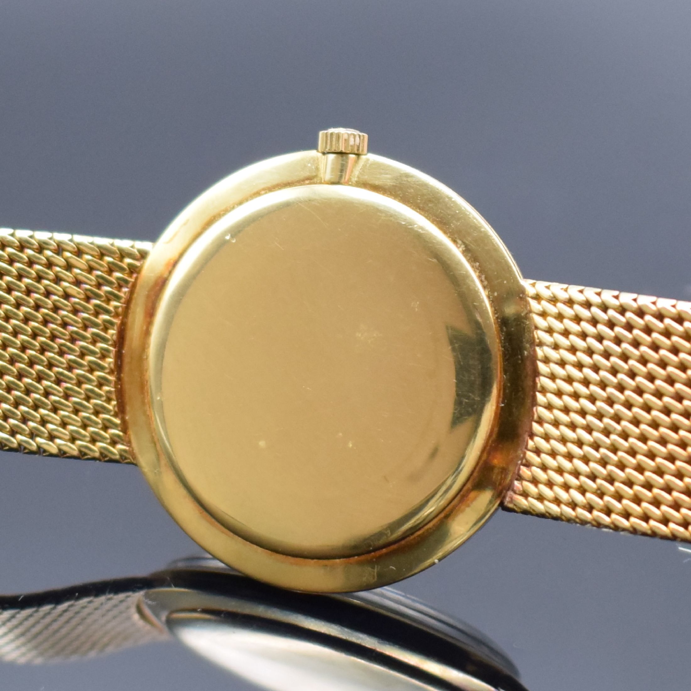 Detail d: CORUM elegante Armbanduhr in GG 750/000, Schweiz um 1960, Handaufzug, 3-tlg. Geh., Boden & Glasrand aufgedr., anges. Milanaiseband, orig. Krone, ...
