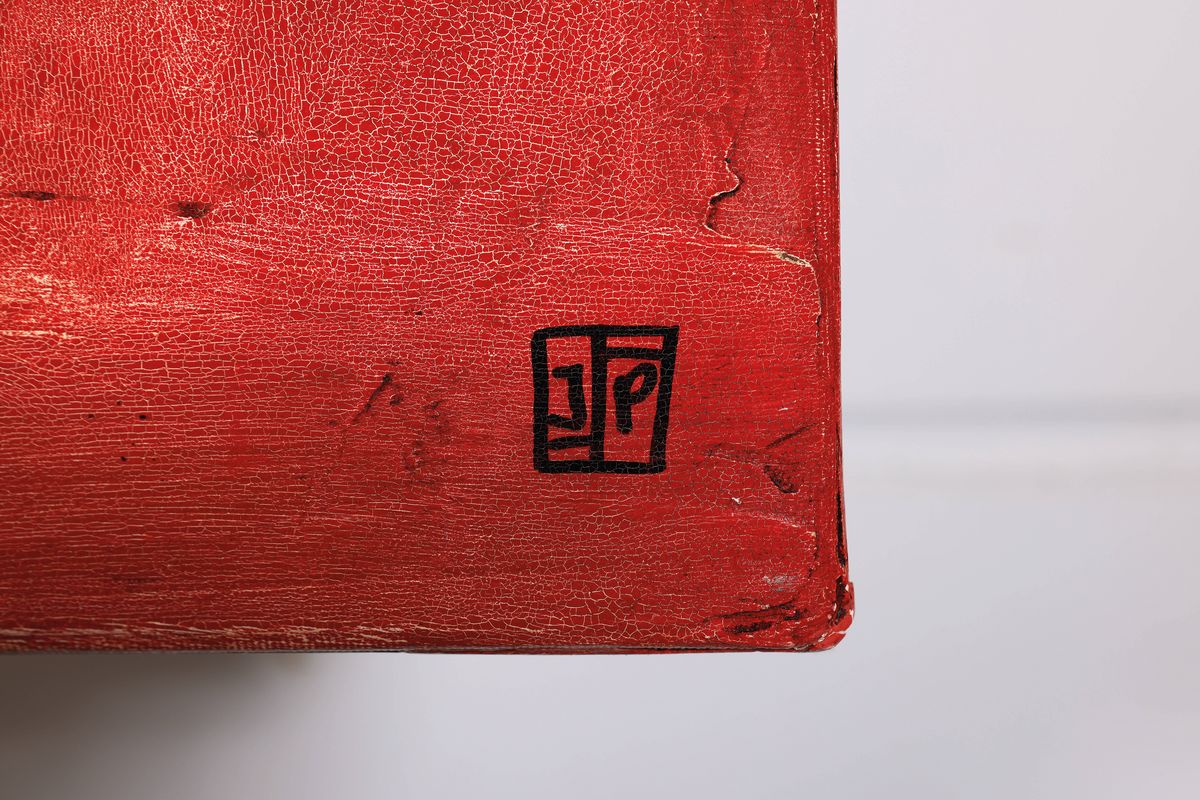 Detail c: Monogrammist JP, Künstler der 2.H. des 20.Jh. , konstruktivistische Komposition in schwarzund weiß auf rotem Grund, Öl u. Metalldrähte auf Lwd, ...