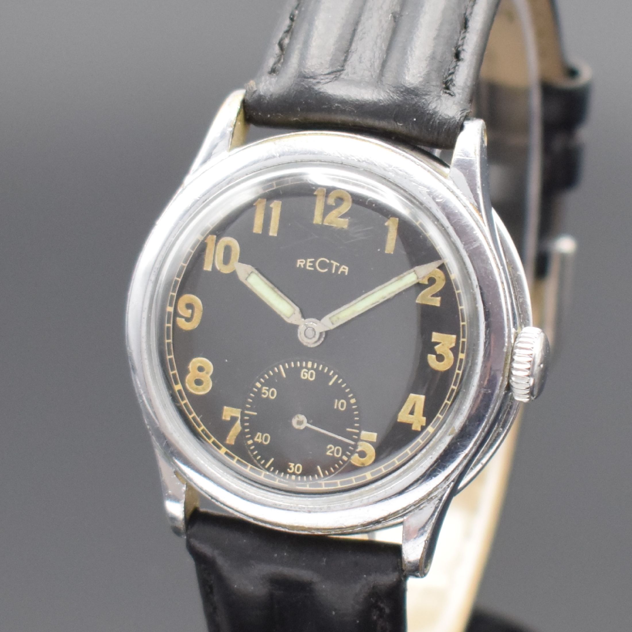 Detail a: RECTA Herrenarmbanduhr, Schweiz um 1940, Handaufzug, 2-teil., verchr. Geh., Stahlboden aufgedr., schwarzes Zifferbl. m. arab. Leucht-zahlen, ...