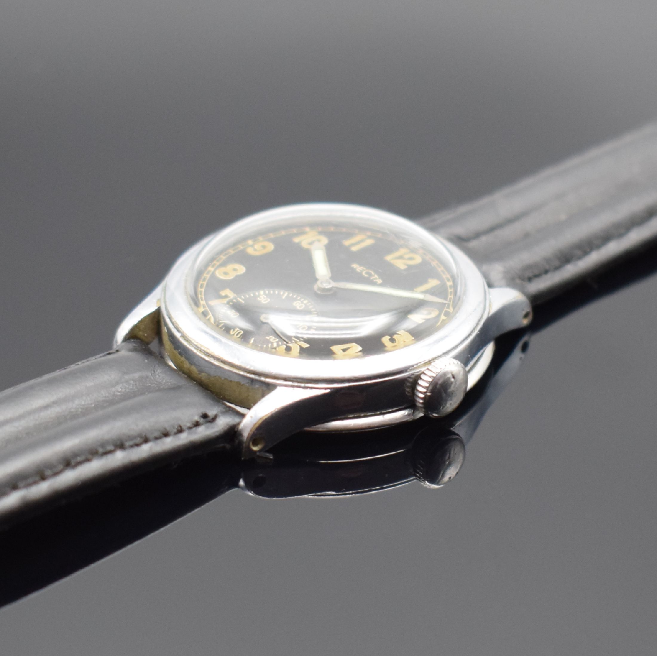 Detail b: RECTA Herrenarmbanduhr, Schweiz um 1940, Handaufzug, 2-teil., verchr. Geh., Stahlboden aufgedr., schwarzes Zifferbl. m. arab. Leucht-zahlen, ...