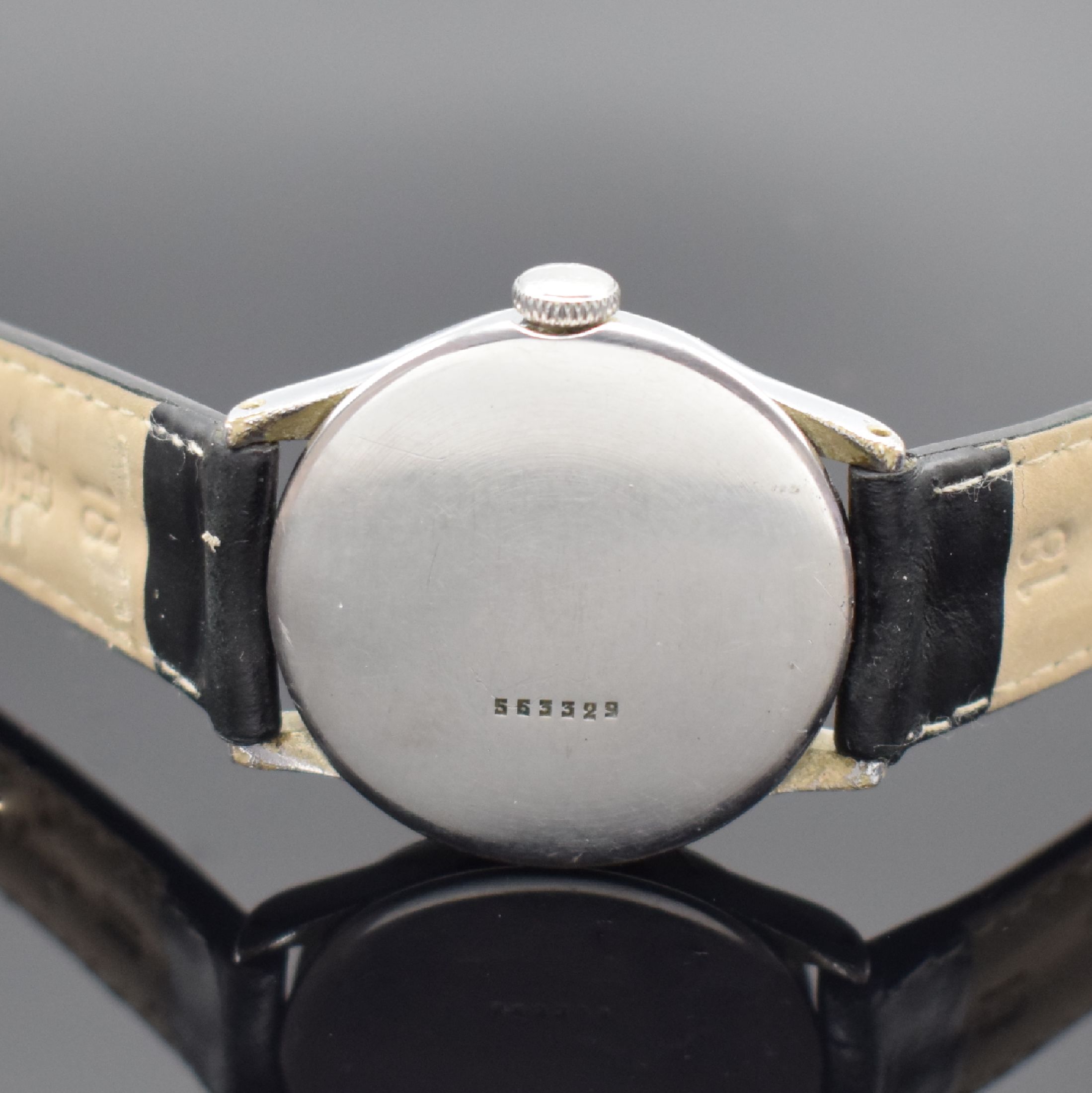 Detail c: RECTA Herrenarmbanduhr, Schweiz um 1940, Handaufzug, 2-teil., verchr. Geh., Stahlboden aufgedr., schwarzes Zifferbl. m. arab. Leucht-zahlen, ...