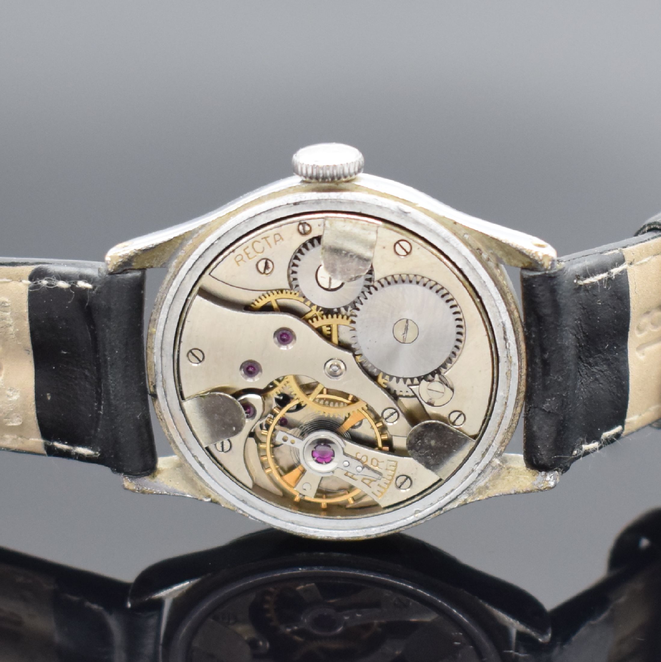 Detail d: RECTA Herrenarmbanduhr, Schweiz um 1940, Handaufzug, 2-teil., verchr. Geh., Stahlboden aufgedr., schwarzes Zifferbl. m. arab. Leucht-zahlen, ...