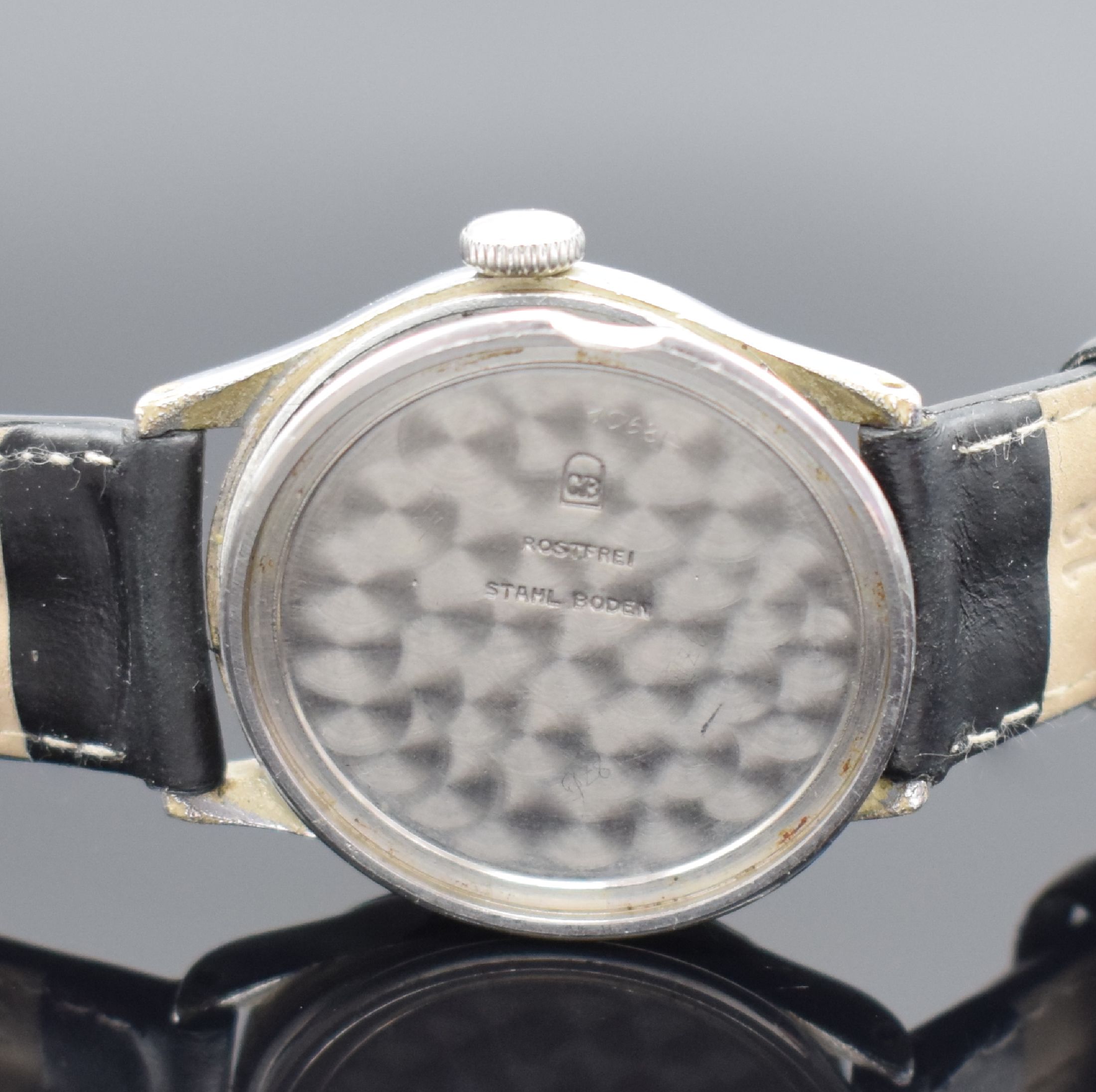 Detail e: RECTA Herrenarmbanduhr, Schweiz um 1940, Handaufzug, 2-teil., verchr. Geh., Stahlboden aufgedr., schwarzes Zifferbl. m. arab. Leucht-zahlen, ...