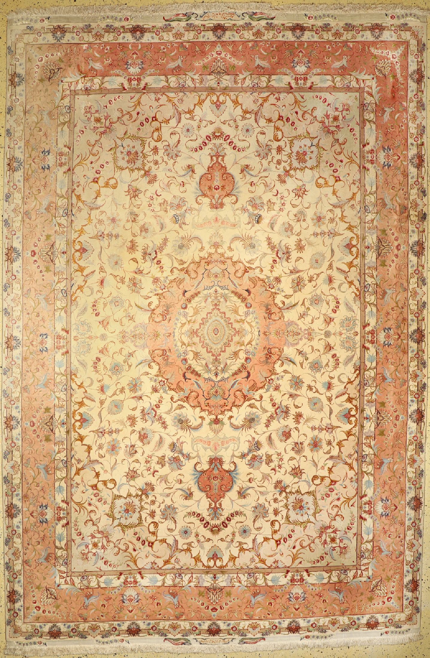 Täbriz fein(50 Raj), Persien, ca. 50 Jahre,Korkwolle mit und auf Seide, ca. 375 x 245 cm,verblasst, EHZ: 2(Verschmutzt).