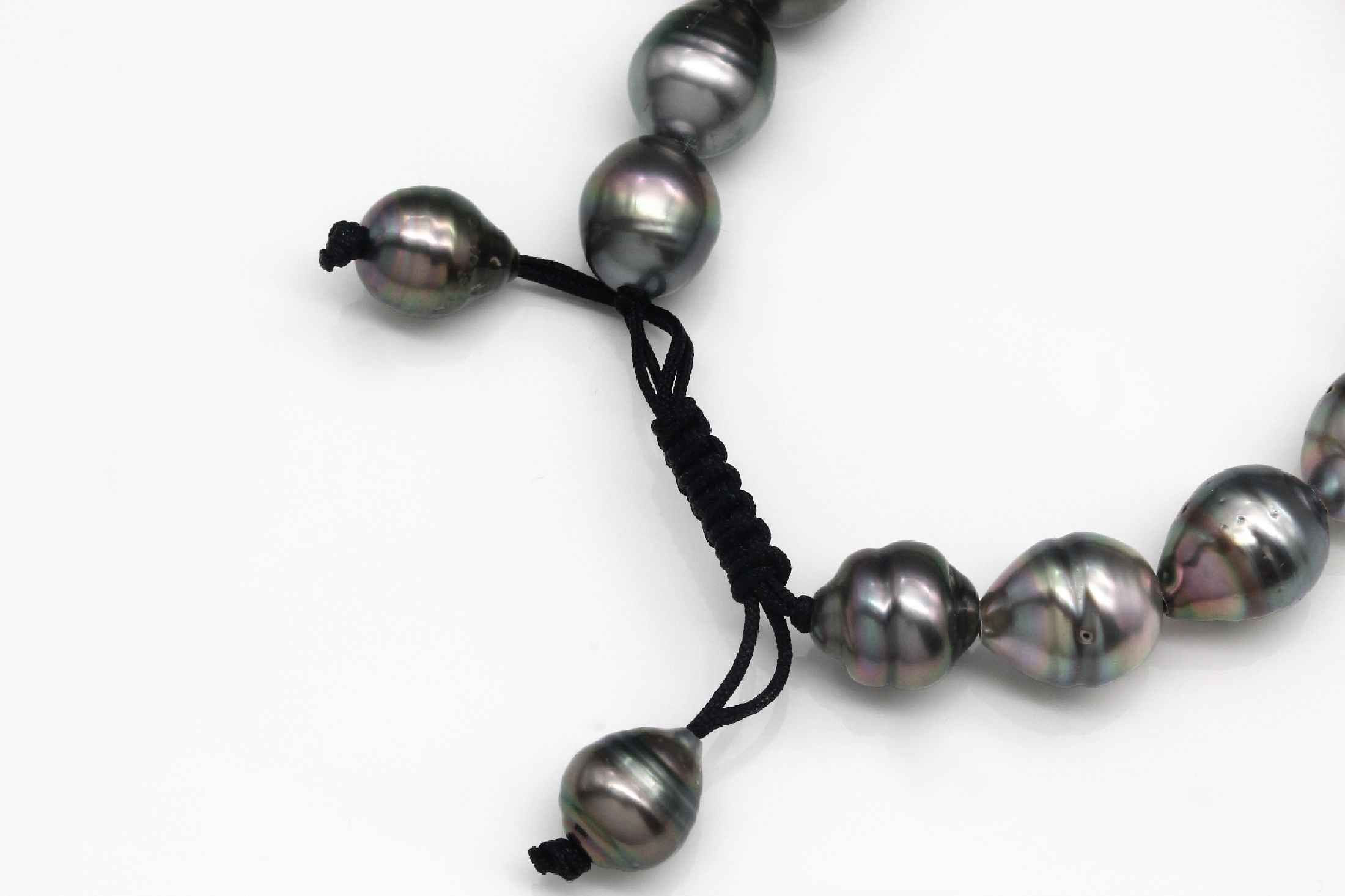 Detail a: Tahitizuchtperl-Armband, 16 barocke Tahitizuchtperlen D. ca. 8.7 - 9.4 mm, nat. Merkmale, L. variabel