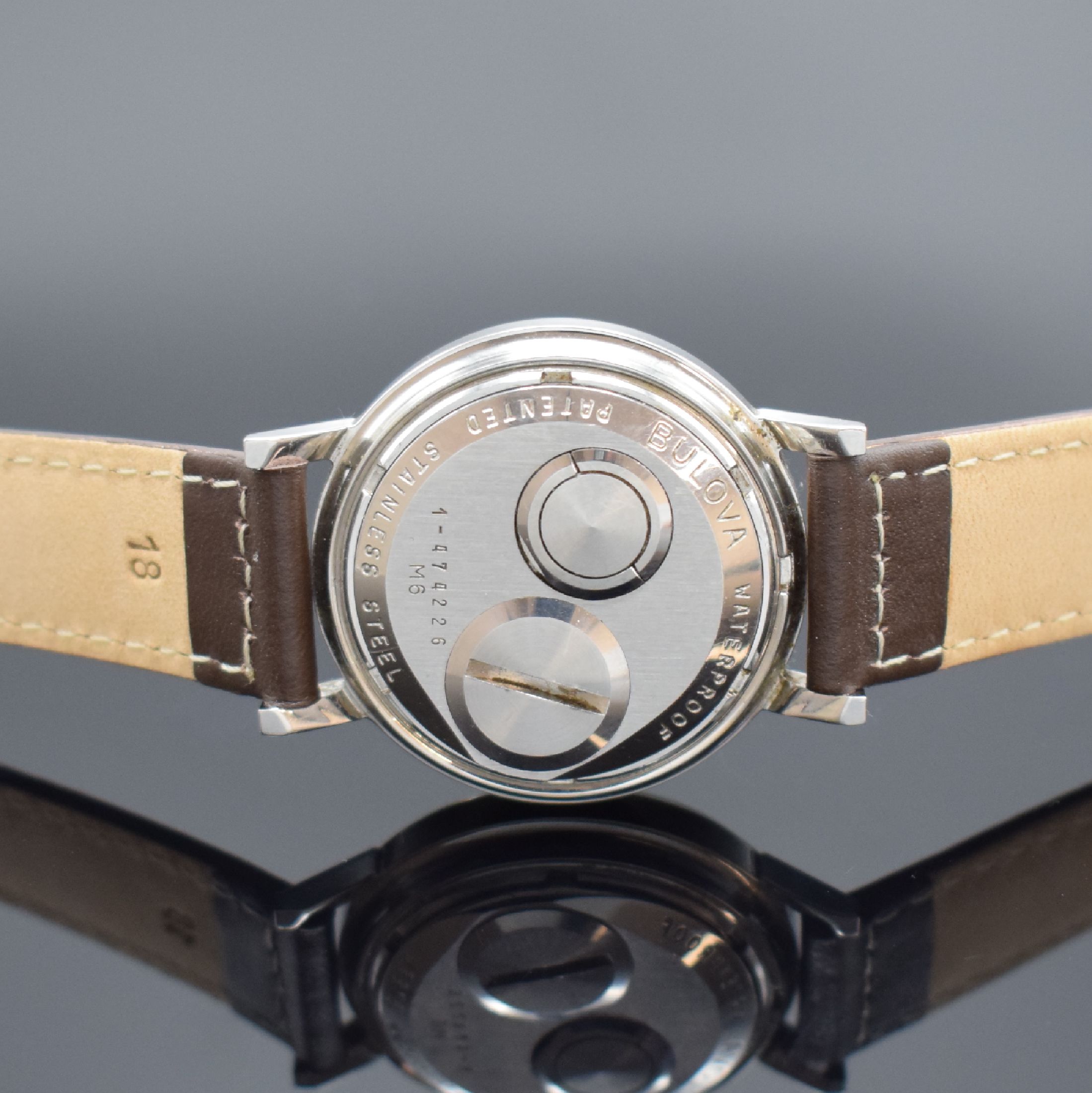 Detail b: BULOVA Accutron Spaceview Stimmgabel- Armbanduhr in Stahl, USA um 1965, unpoliertes verschr. Geh., rücks. Zeiger- Stellung, silb. Ziffernring, silb. ...
