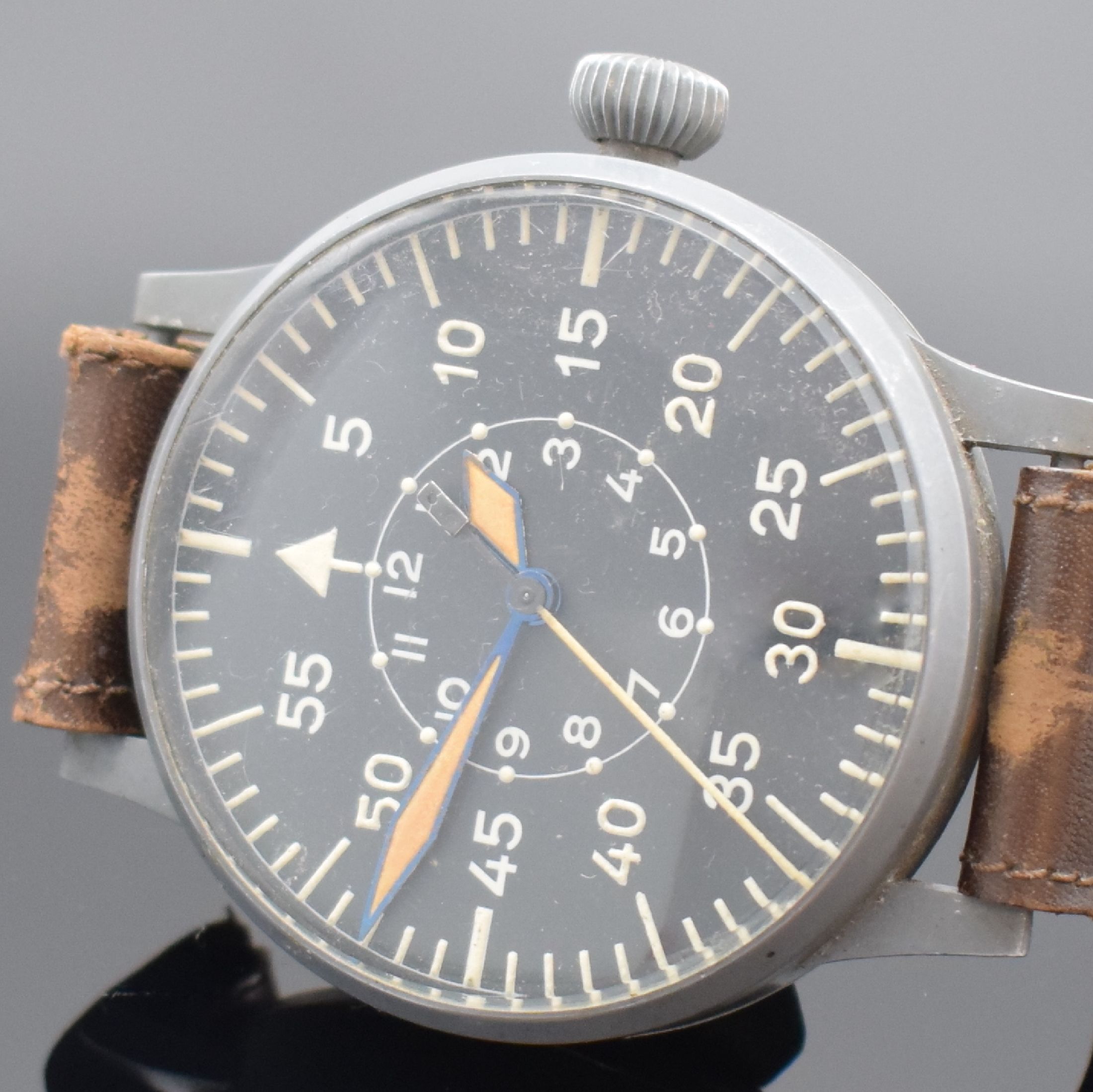 Detail a: LACO Fliegeruhr FL 23883 in selten gutem Zustand, Deutschland um 1940, Handaufzug, grau lack. Metallgeh., Glasrand & Boden aufgedr., rücks. Stempel ...