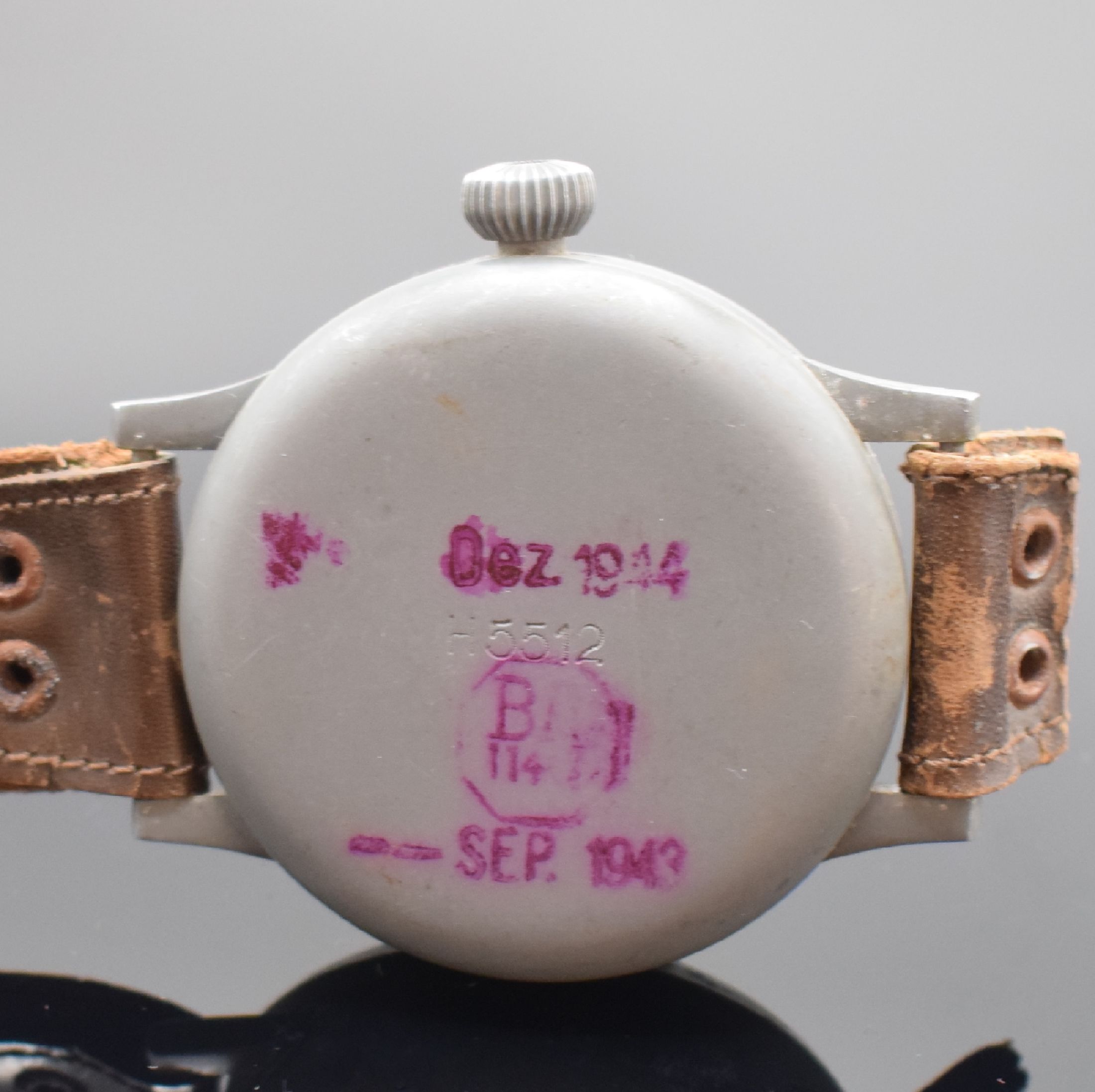 Detail b: LACO Fliegeruhr FL 23883 in selten gutem Zustand, Deutschland um 1940, Handaufzug, grau lack. Metallgeh., Glasrand & Boden aufgedr., rücks. Stempel ...