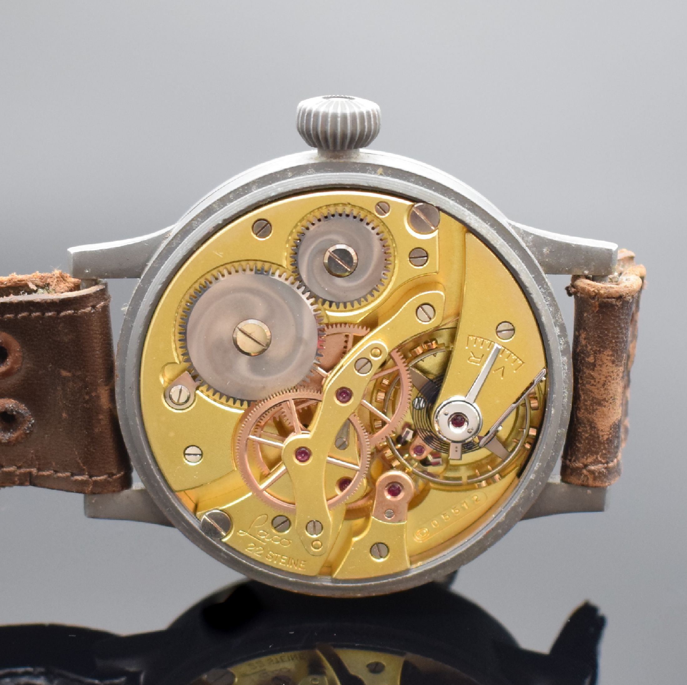 Detail d: LACO Fliegeruhr FL 23883 in selten gutem Zustand, Deutschland um 1940, Handaufzug, grau lack. Metallgeh., Glasrand & Boden aufgedr., rücks. Stempel ...