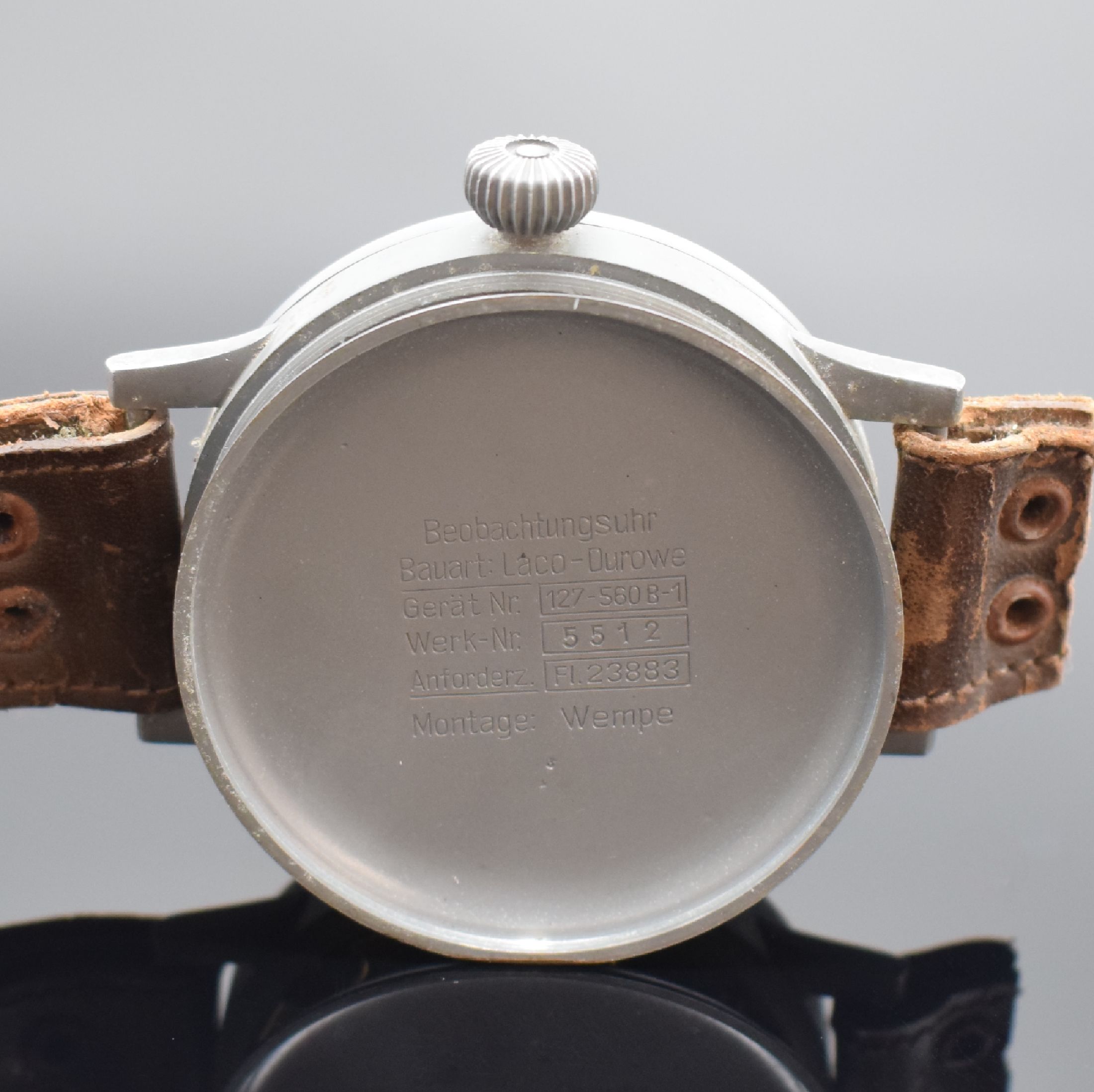 Detail e: LACO Fliegeruhr FL 23883 in selten gutem Zustand, Deutschland um 1940, Handaufzug, grau lack. Metallgeh., Glasrand & Boden aufgedr., rücks. Stempel ...