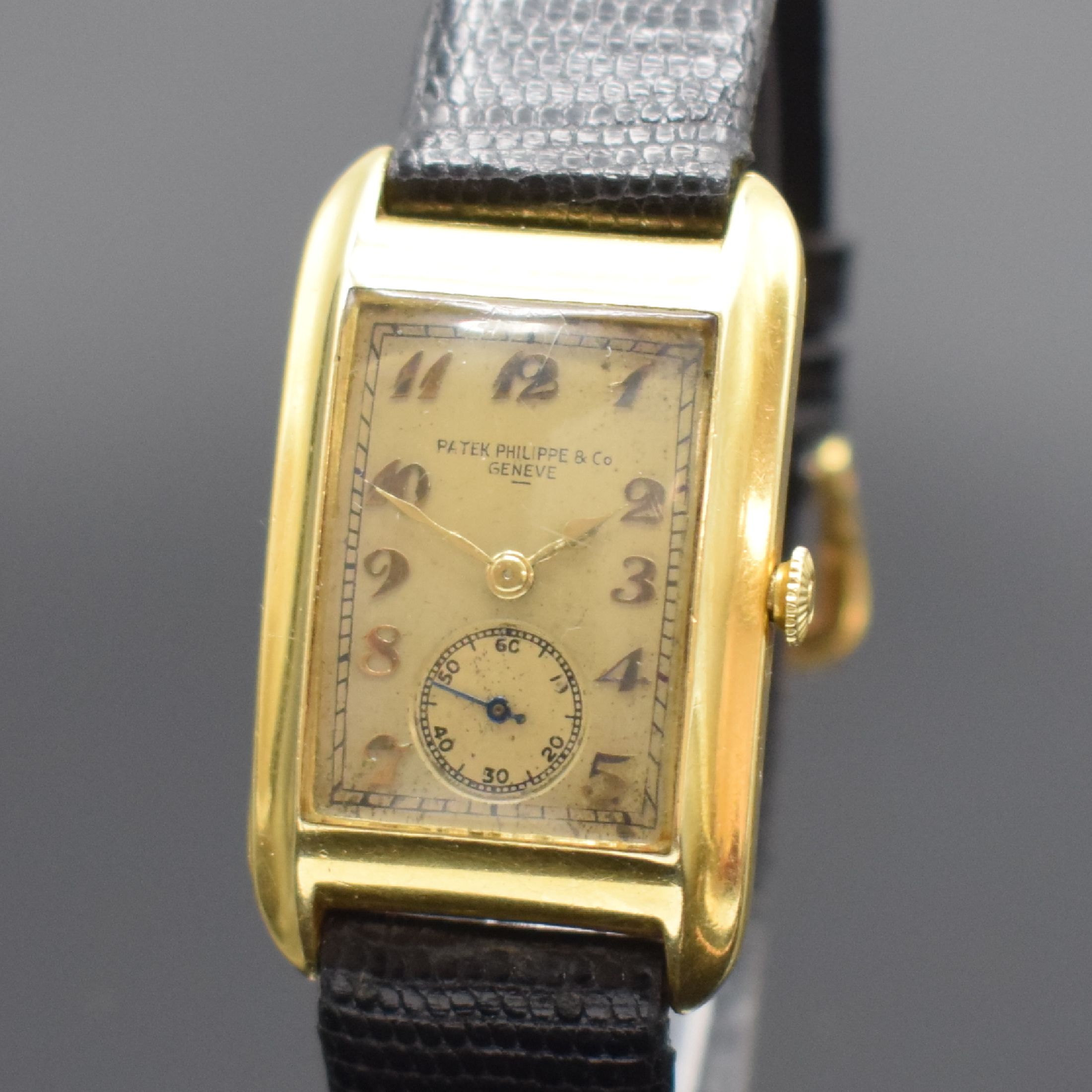 Detail a: PATEK PHILIPPE & Co sehr seltene & frühe rechteckige Armbanduhr in GG 750/000, Schweiz um 1928, Handaufzug, rücks. sign. Scharniergeh., orig. ...