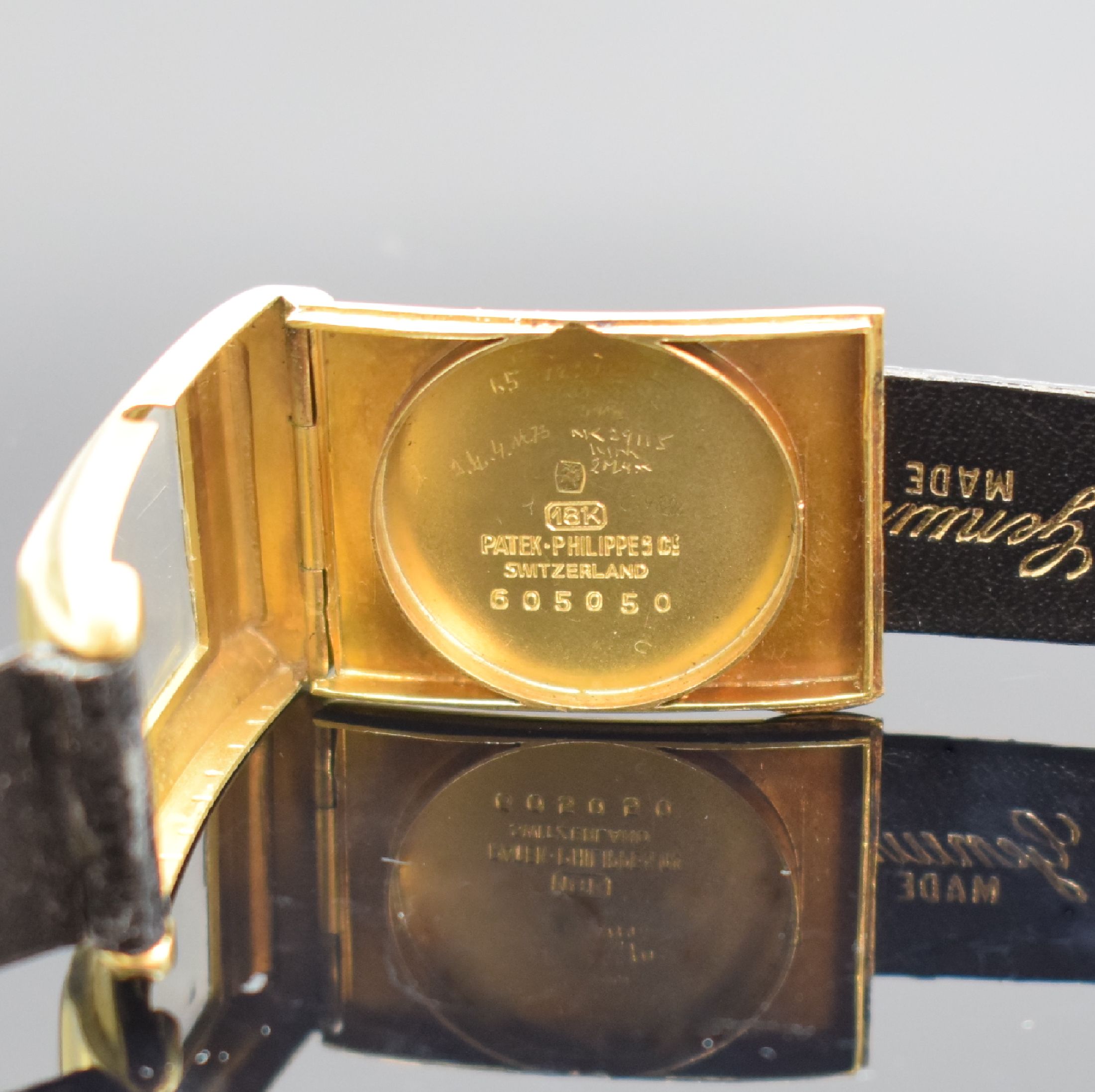 Detail d: PATEK PHILIPPE & Co sehr seltene & frühe rechteckige Armbanduhr in GG 750/000, Schweiz um 1928, Handaufzug, rücks. sign. Scharniergeh., orig. ...