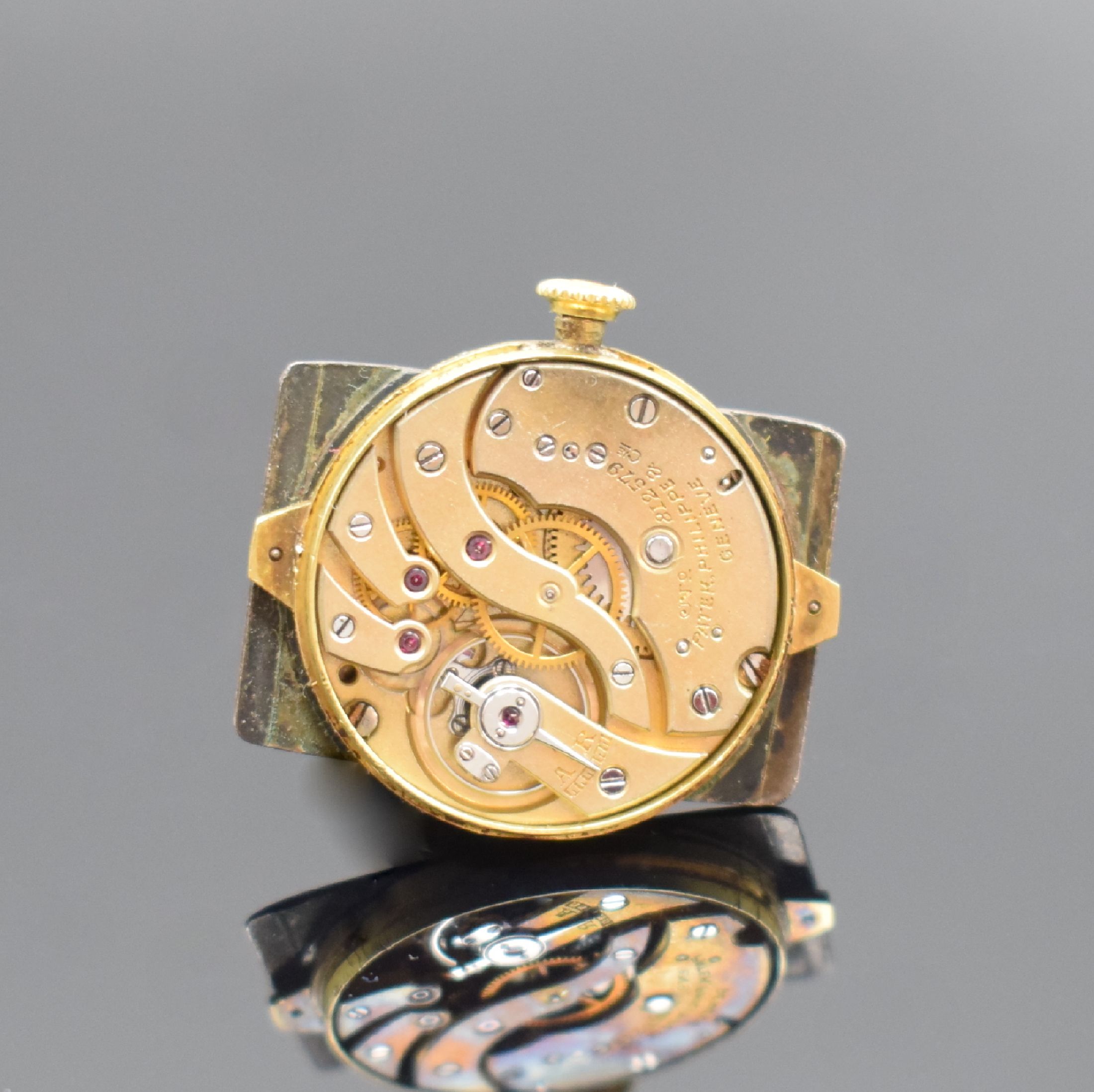 Detail e: PATEK PHILIPPE & Co sehr seltene & frühe rechteckige Armbanduhr in GG 750/000, Schweiz um 1928, Handaufzug, rücks. sign. Scharniergeh., orig. ...