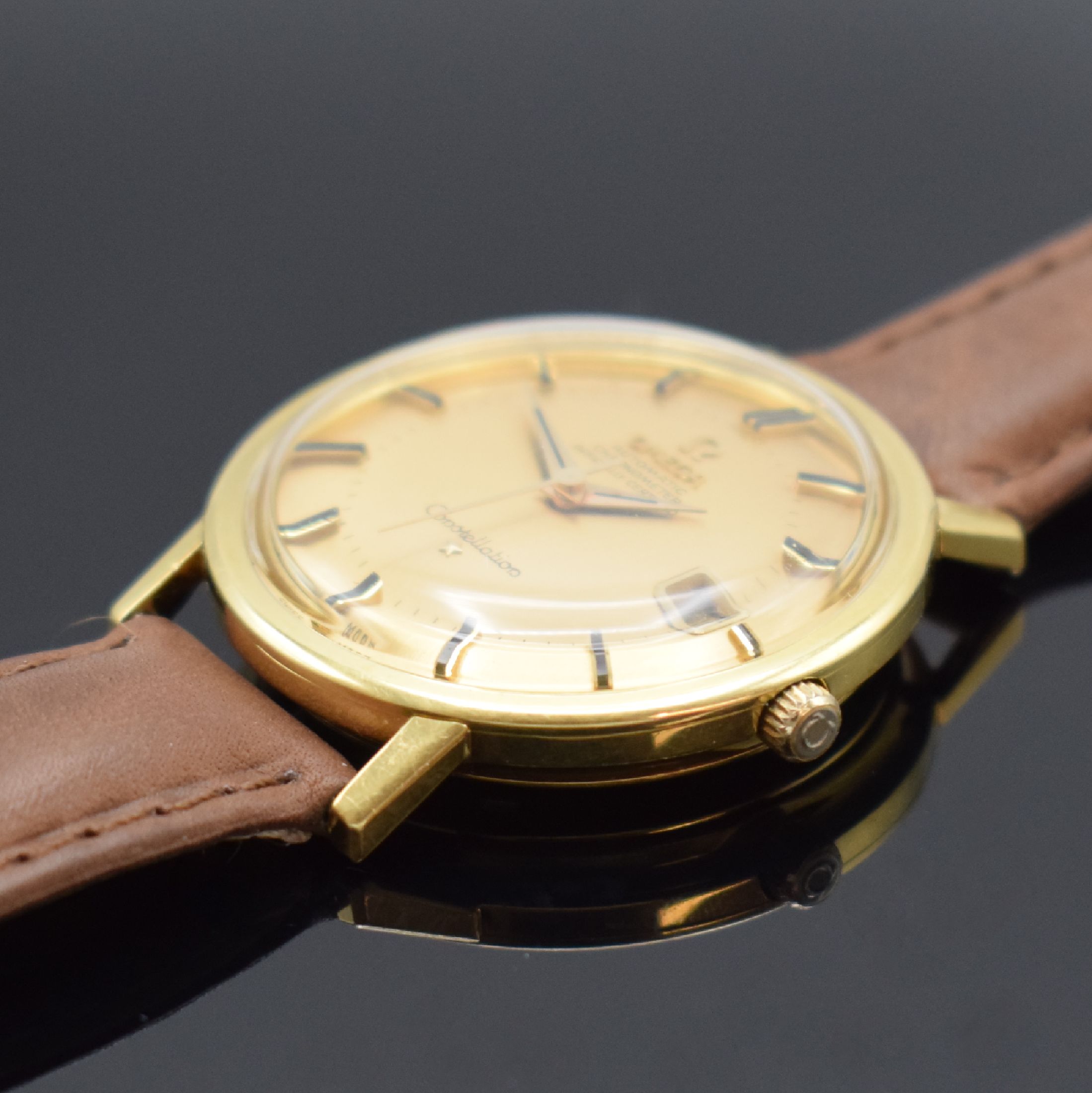 Detail b: OMEGA Constellation Armbandchronometer in GG 750/000 mit Goldzifferblatt Referenz 168004/14, Schweiz um 1969, Automatik, verschr. Geh., rücks. ...